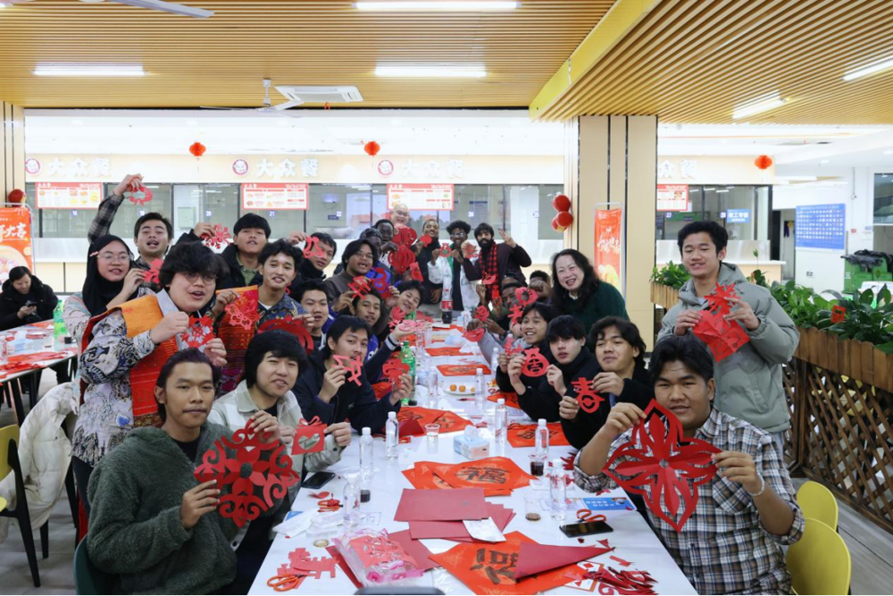 学生们展示自己的剪纸作品.png