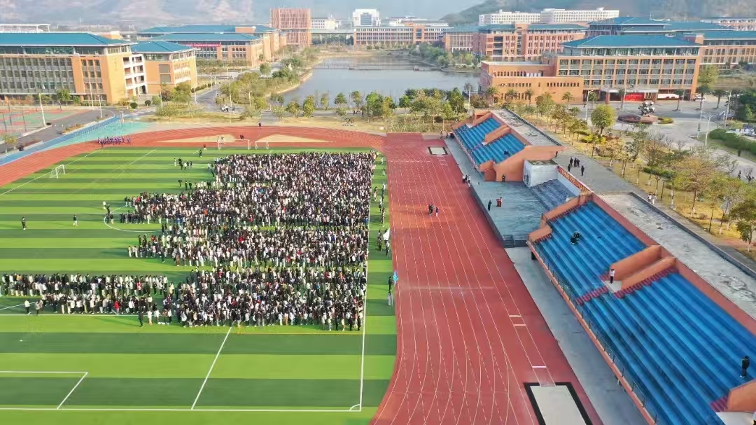 广东建设职业技术学院清远校区升国旗仪式现场