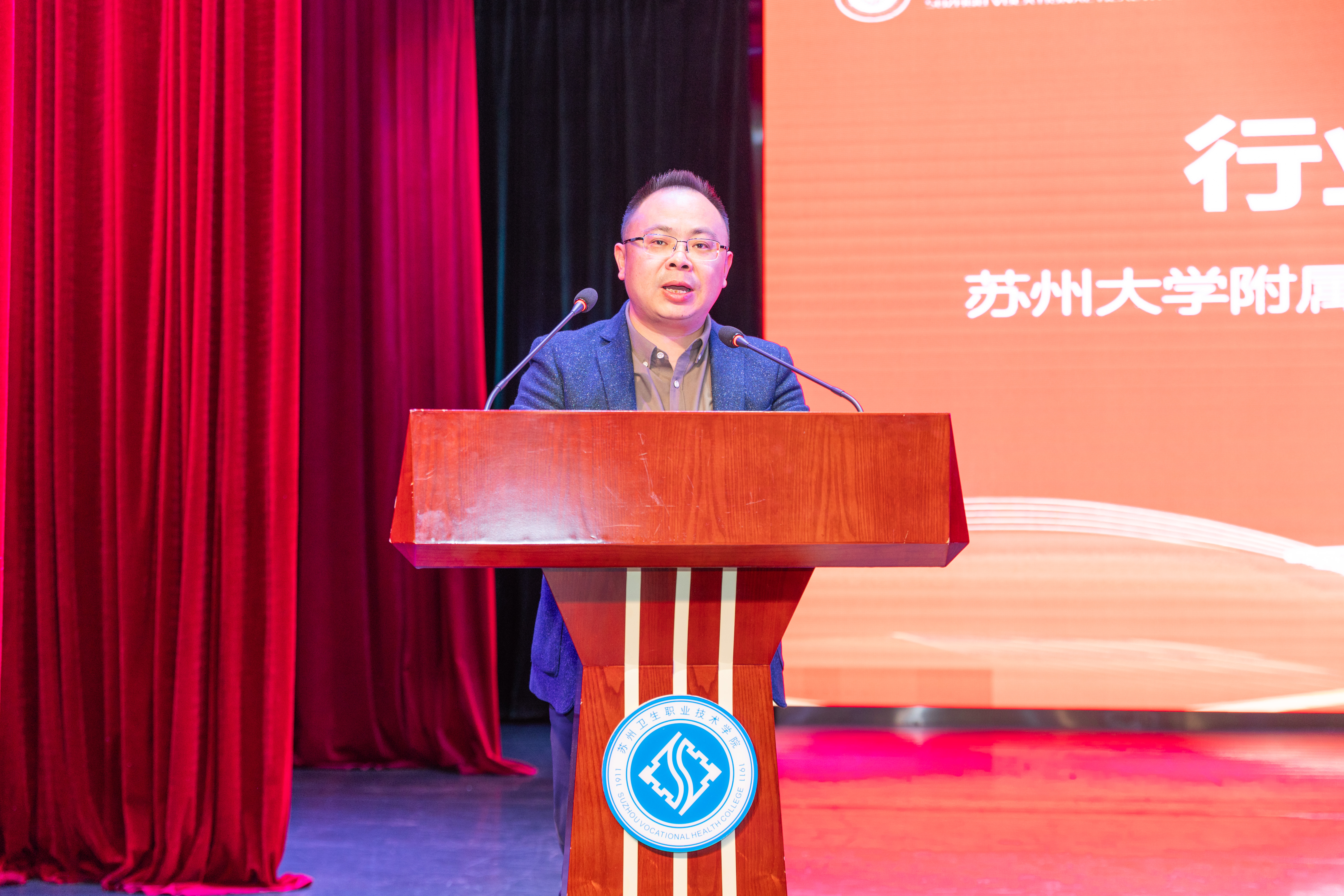白衣在身扛使命，挺膺担当砺青春——公共卫生学院隆重举行2024年职业成人礼暨白袍授予仪式4.jpg