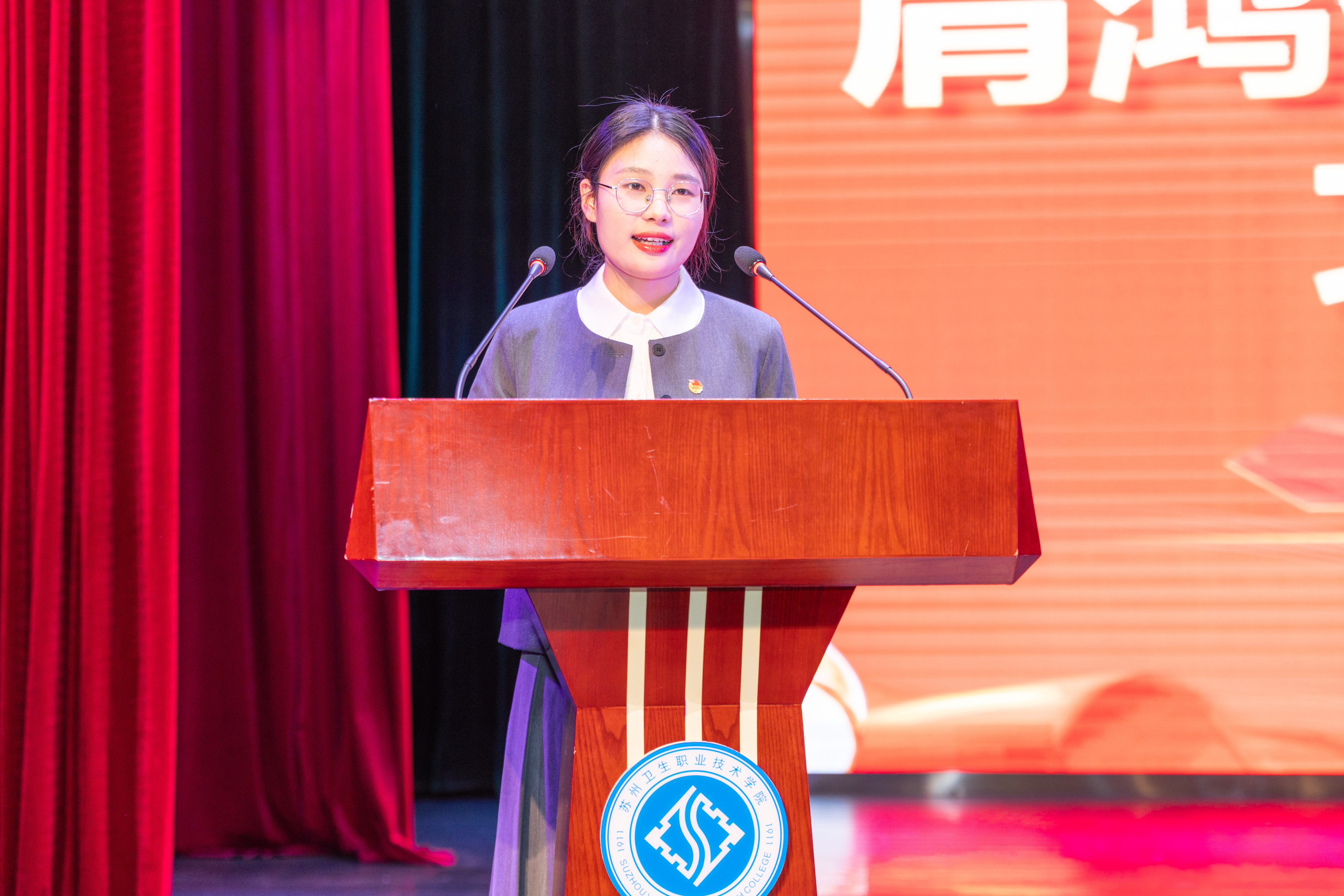 白衣在身扛使命，挺膺担当砺青春——公共卫生学院隆重举行2024年职业成人礼暨白袍授予仪式6.jpg