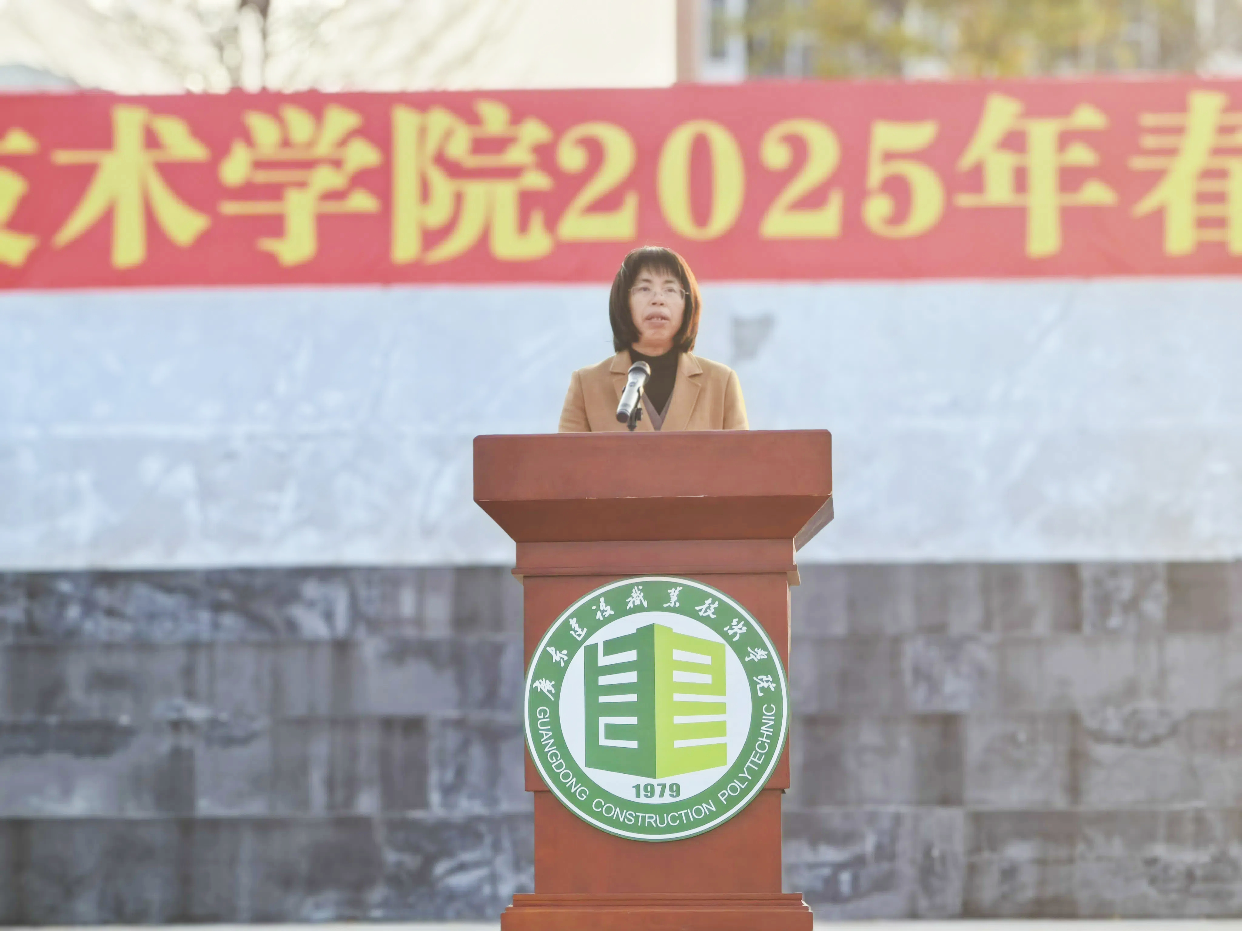 学校党委副书记方秀英发表国旗下讲话