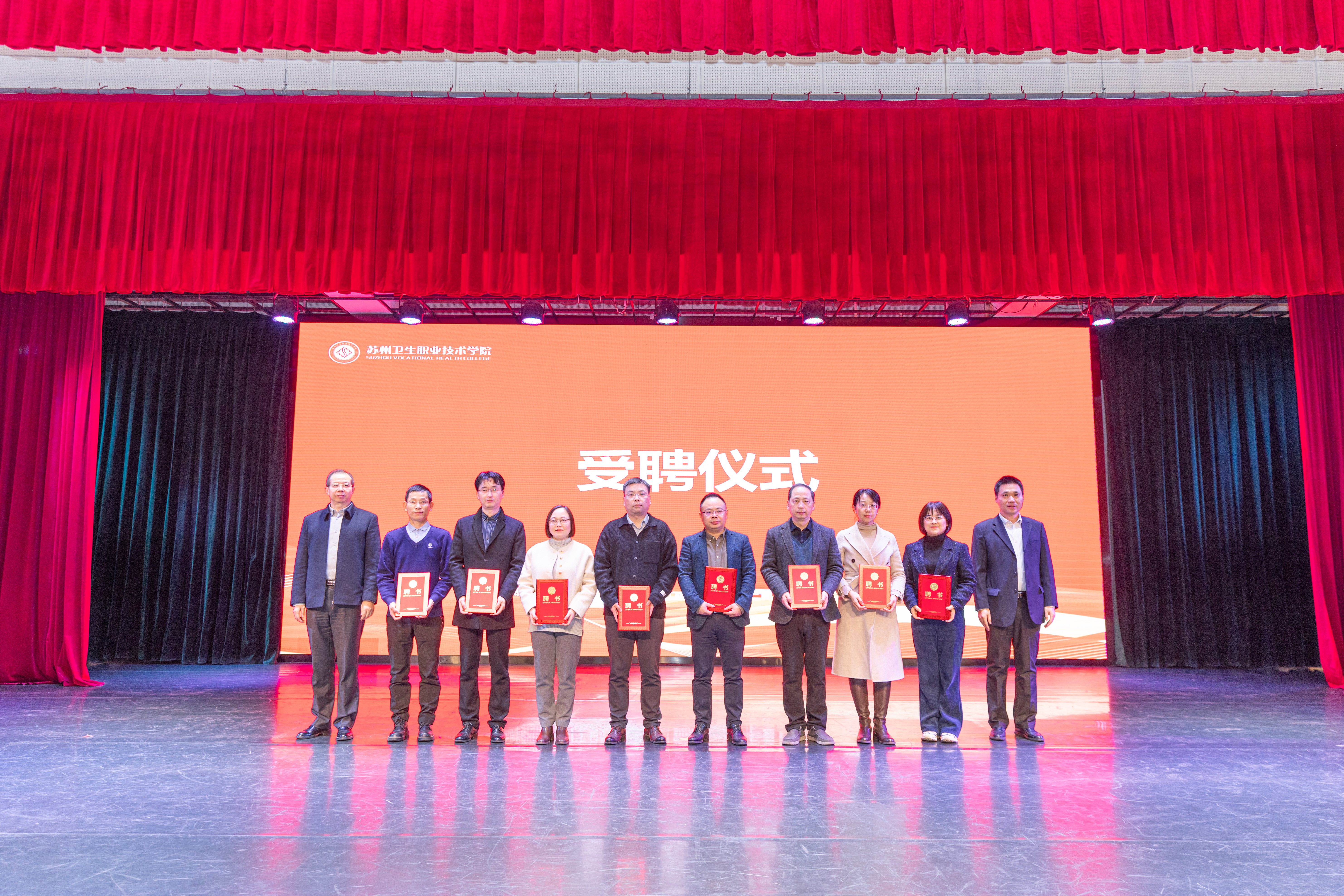 白衣在身扛使命，挺膺担当砺青春——公共卫生学院隆重举行2024年职业成人礼暨白袍授予仪式3.jpg
