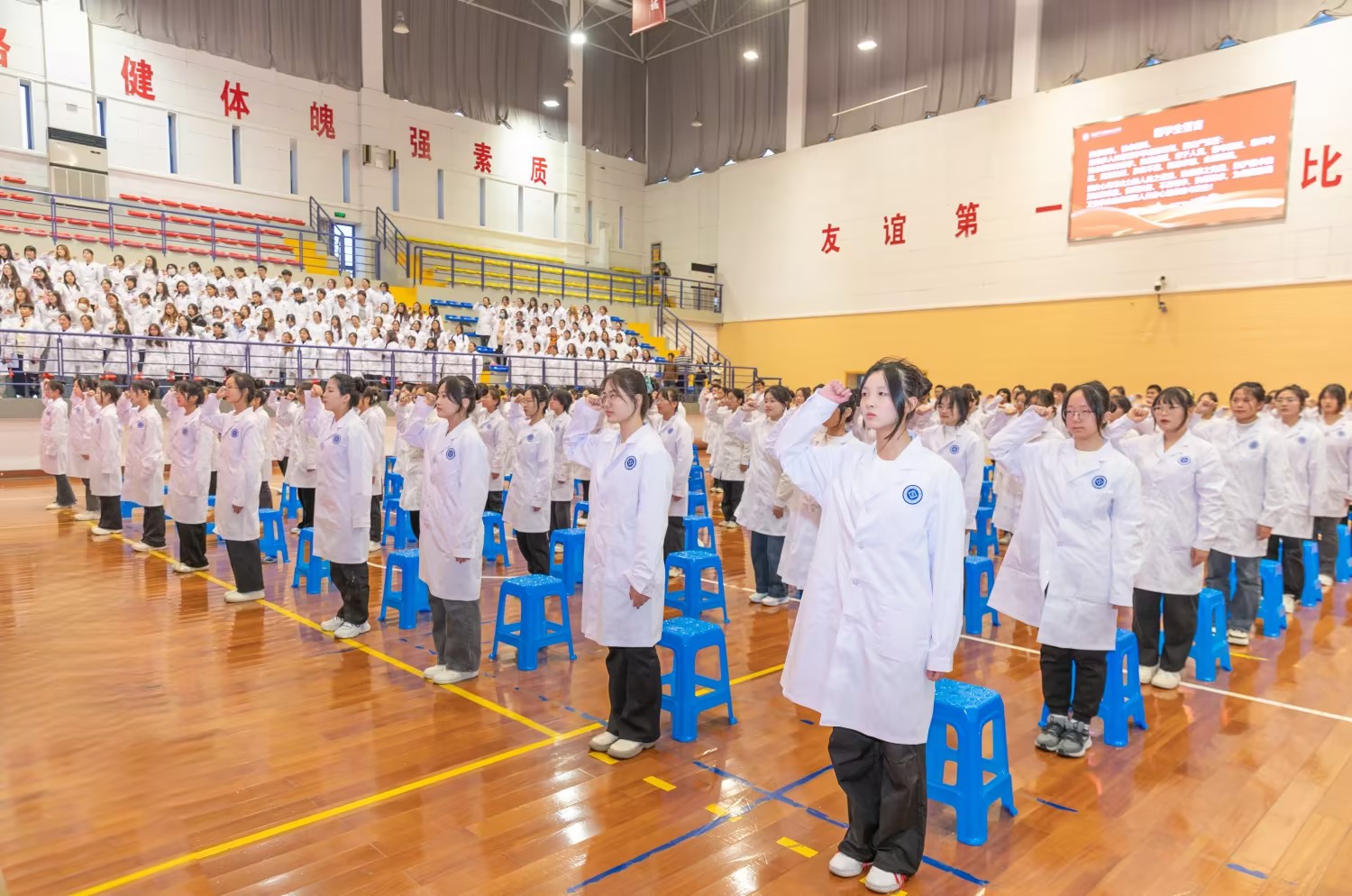 白衣在身扛使命，挺膺担当砺青春——公共卫生学院隆重举行2024年职业成人礼暨白袍授予仪式9.jpg