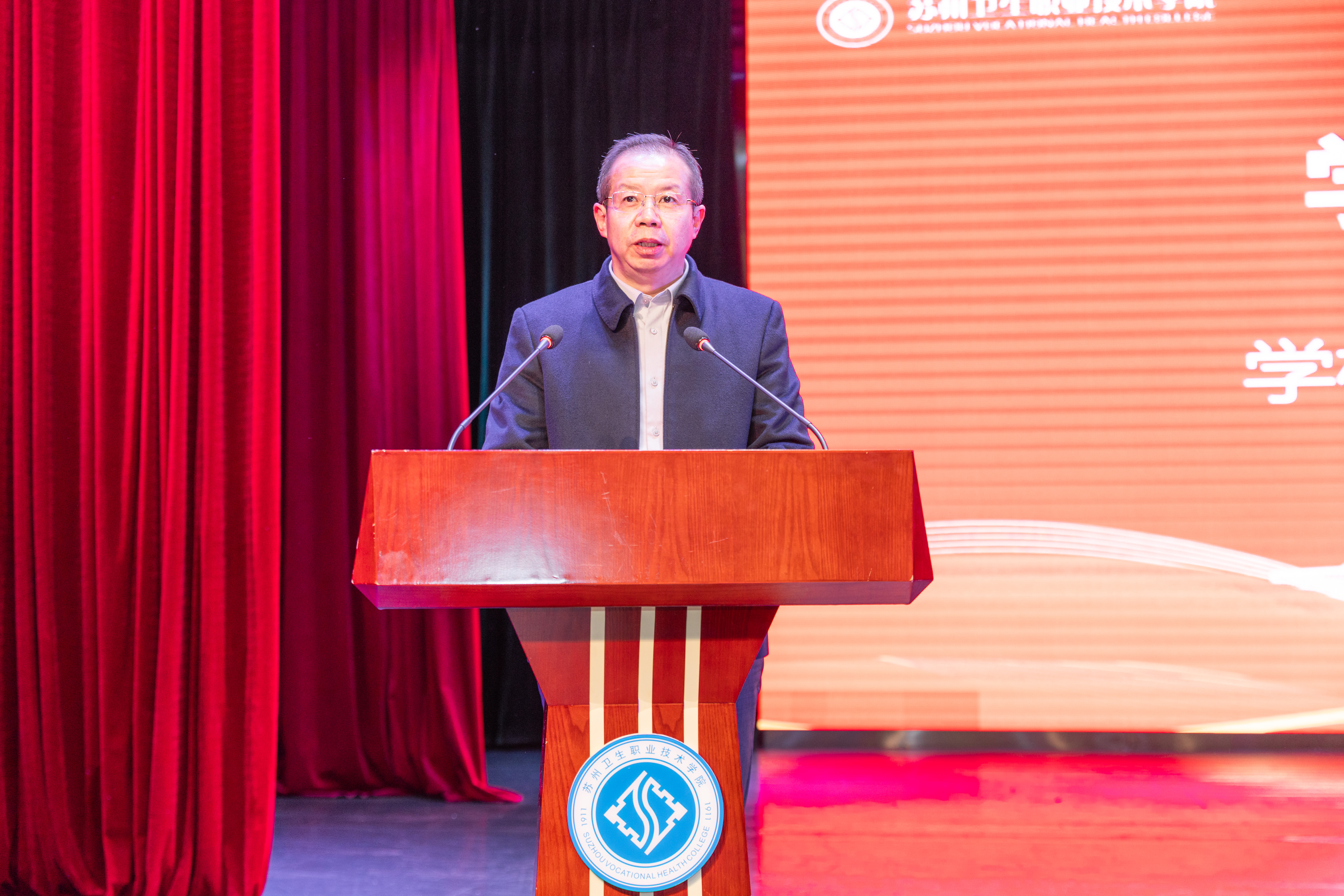 白衣在身扛使命，挺膺担当砺青春——公共卫生学院隆重举行2024年职业成人礼暨白袍授予仪式1.jpg