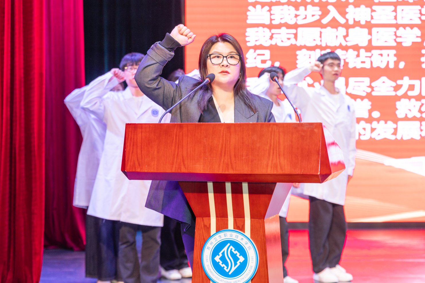 白衣在身扛使命，挺膺担当砺青春——公共卫生学院隆重举行2024年职业成人礼暨白袍授予仪式8.png