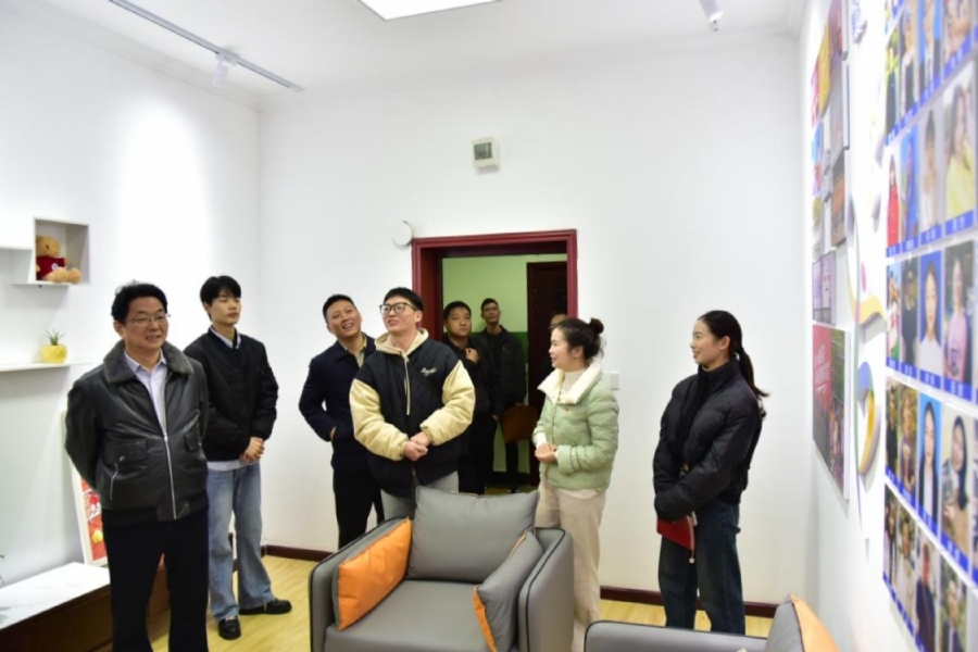 考察心语社区“美育工作坊”建设情况.jpg