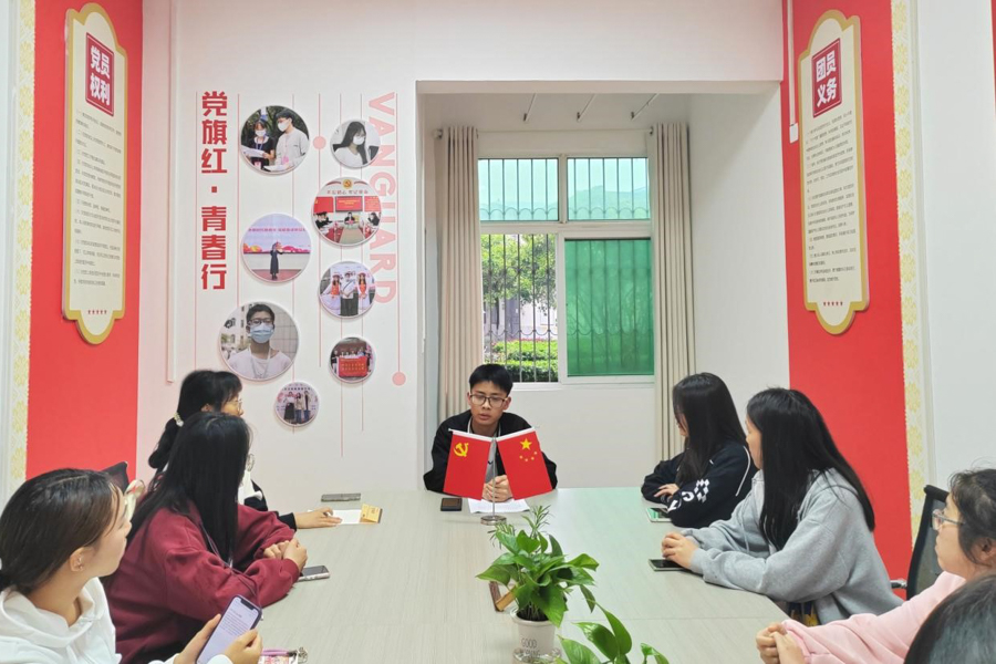 在社区展开支部主题党日活动.jpg