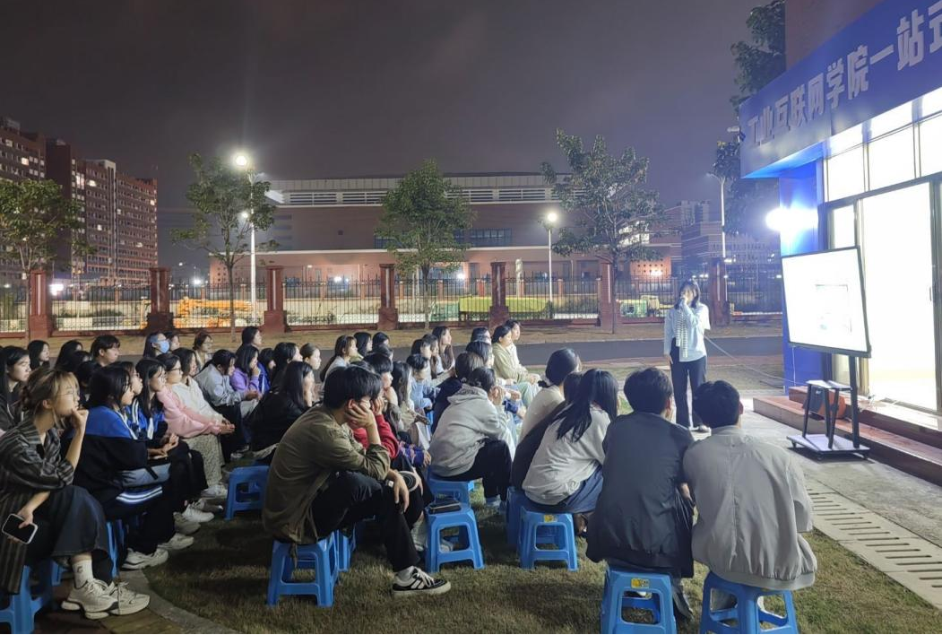 庞慧敏同学与大一同学互动现场.png