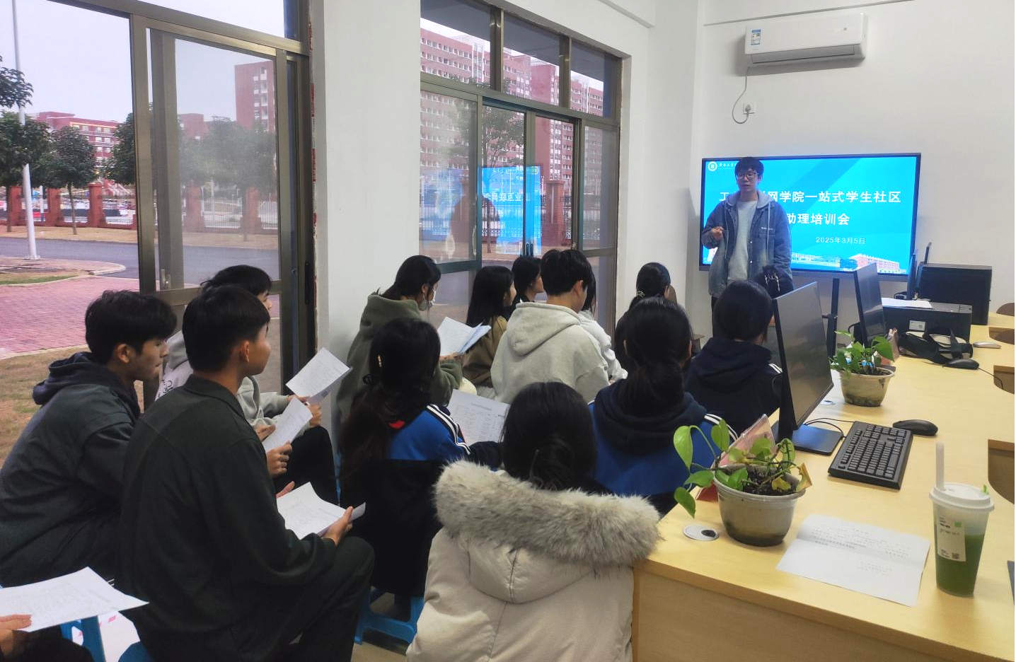 李景贵老师给社区学生助理培训现场.png