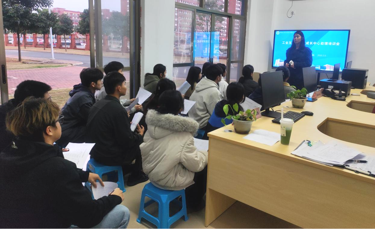 石佳老师给社区学生助理培训现场.png
