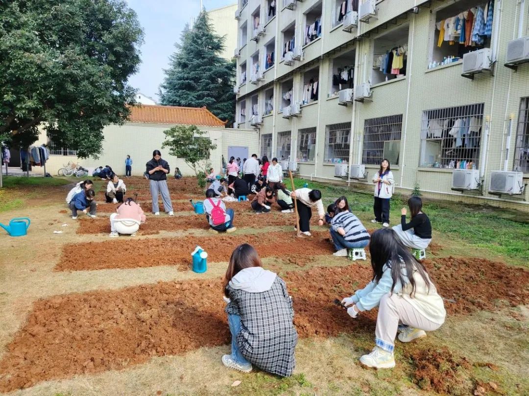 认领花田的同学正在翻土、播种.jpg