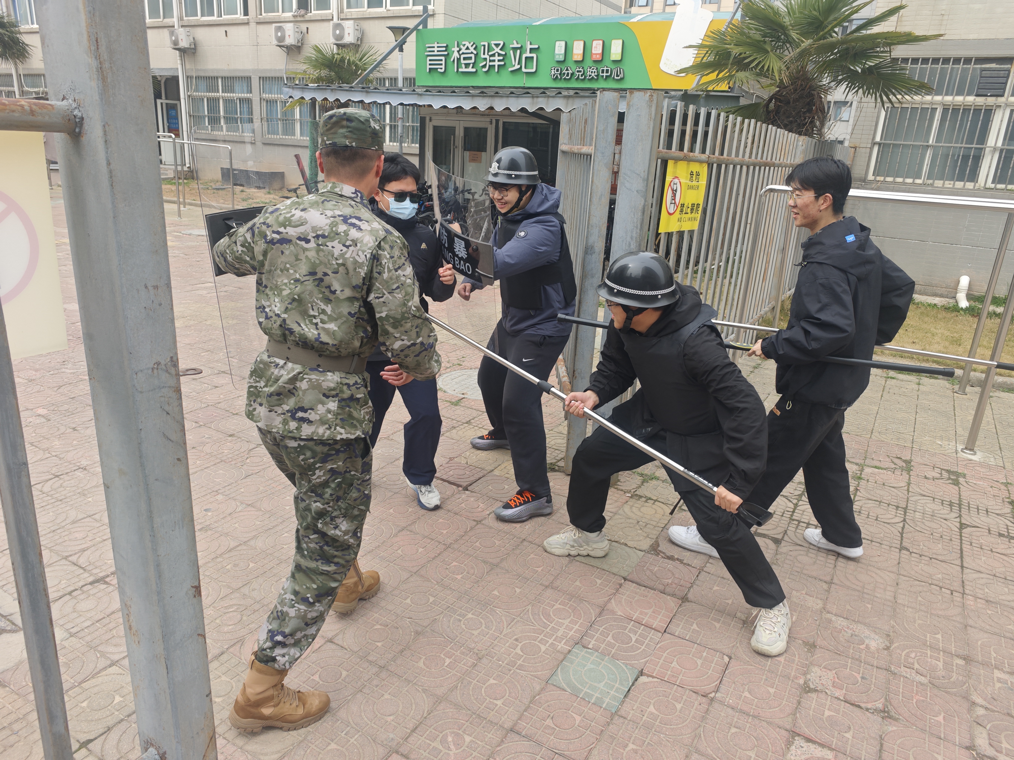 材料学院3月份活动-防暴于未然，材能筑平安jpg (1).jpg