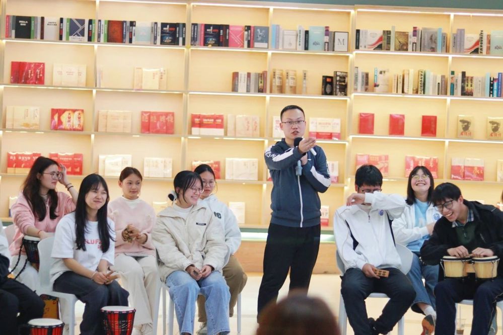 韦益良带领同学们开展音乐疗愈实践.jpg