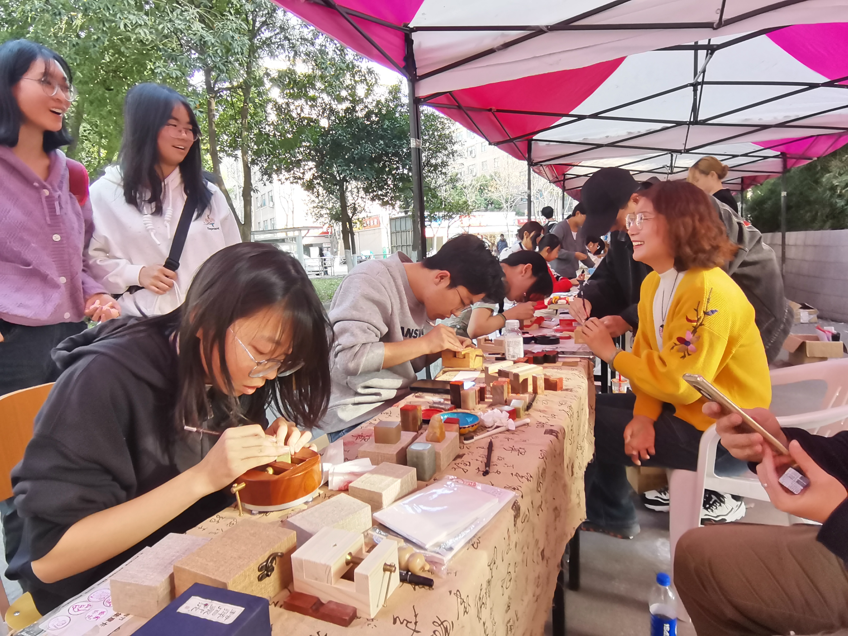 江苏大学搭建“菜单制”美育课程共享平台,学院书院协同让非遗”活”起来5.jpg