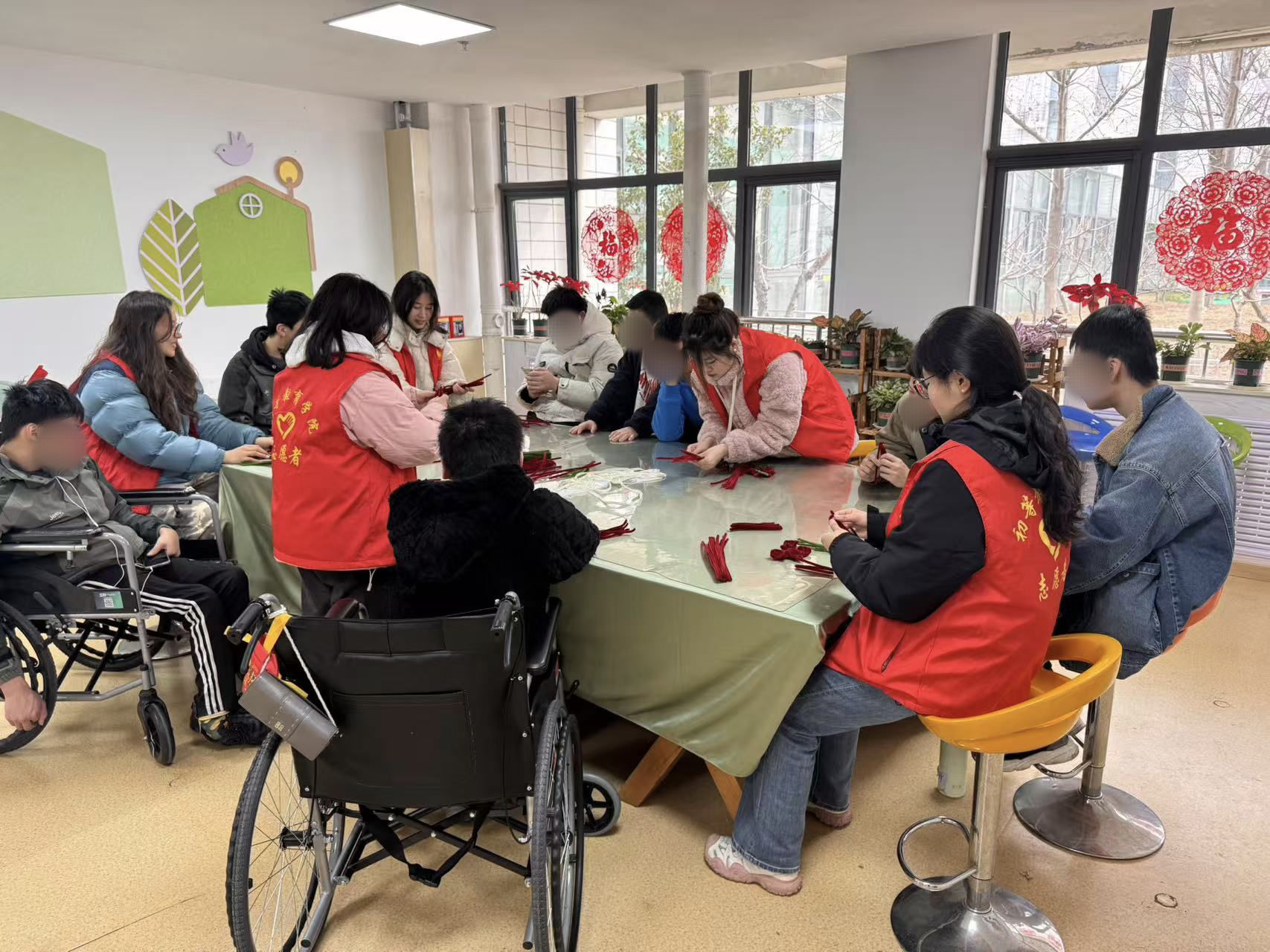 播撒雷锋精神，温暖特殊儿童 (3).jpg