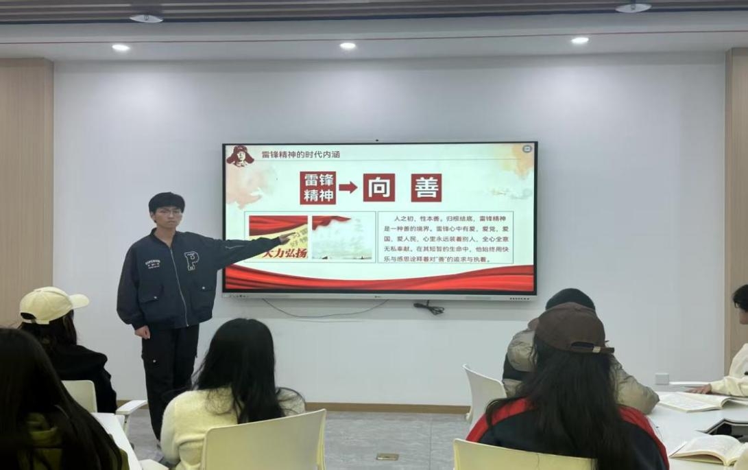 青年学习社开展 “以书为媒传薪火，雷锋精神绽光芒”活动 (1).jpeg