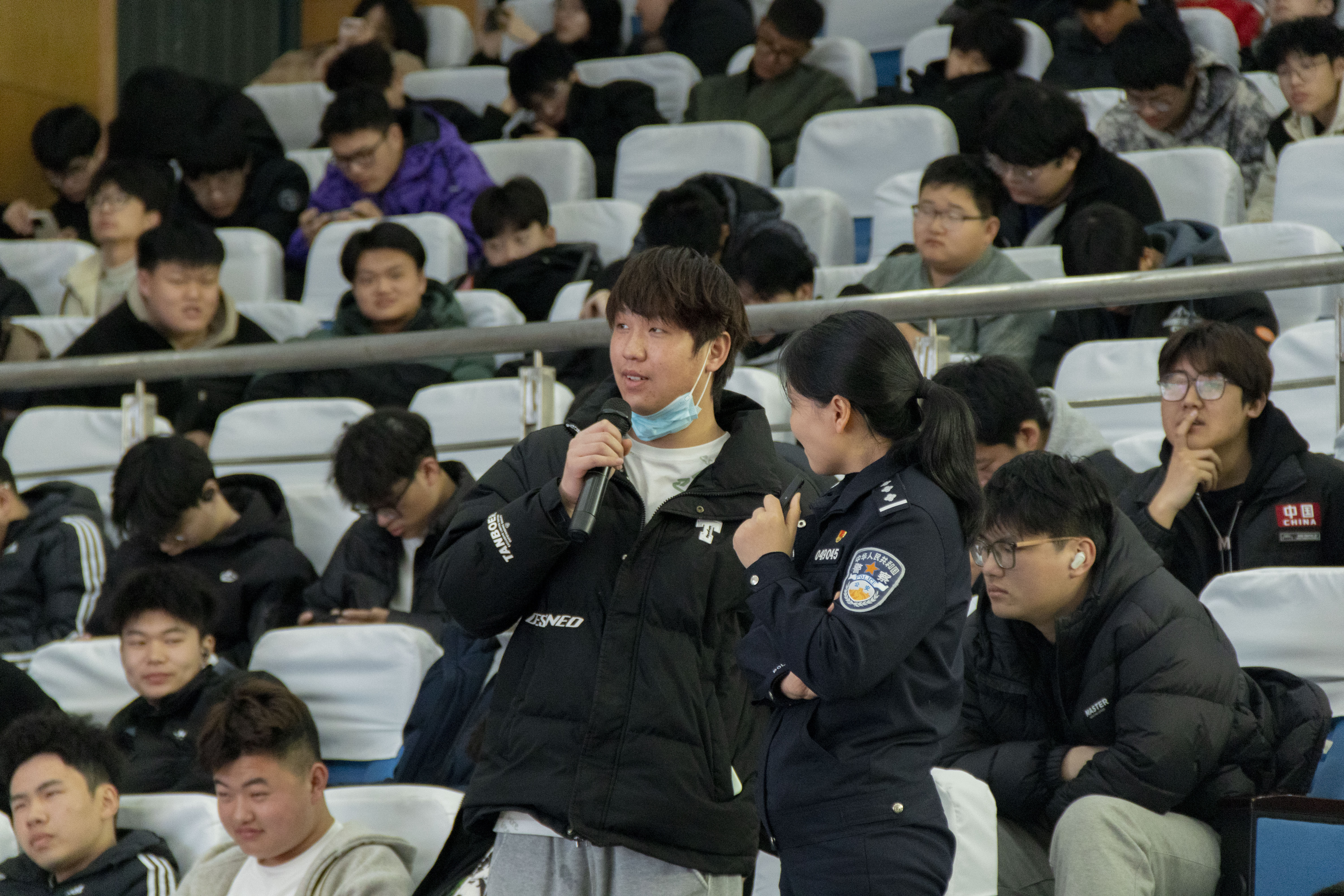 2民警 互动.jpg