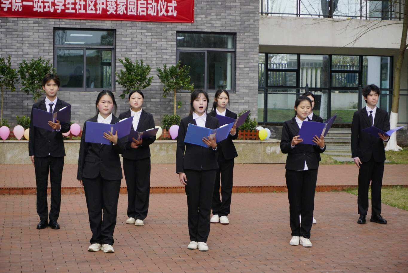 学生朗诵《致青春》.png