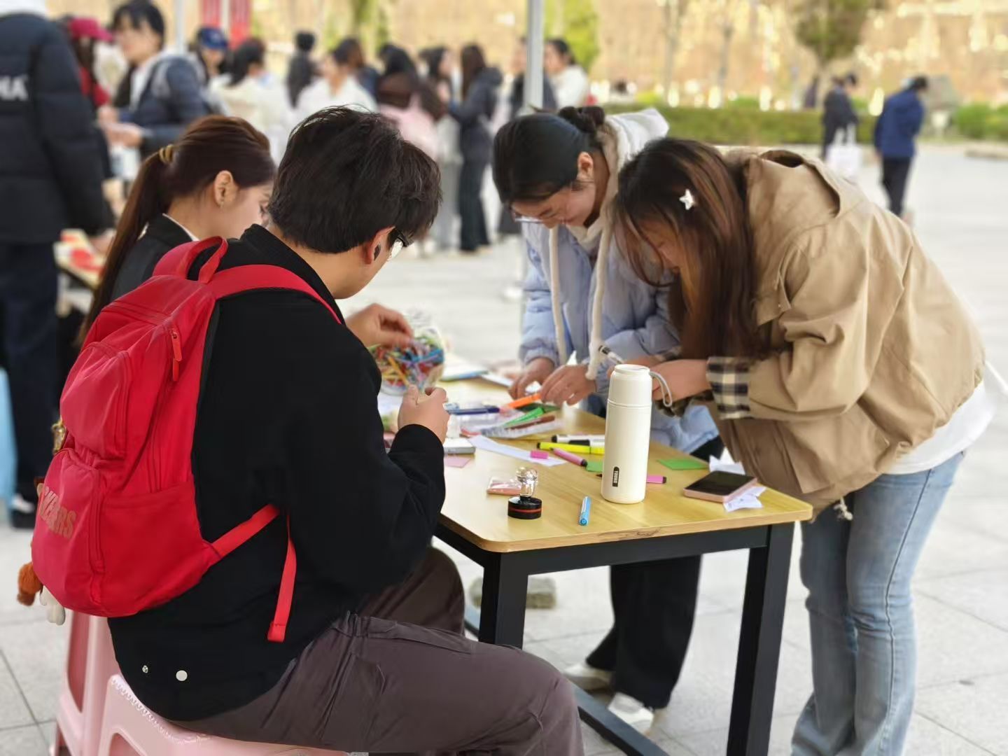 “心怀暖阳，岁月生香”——“3·20咱爱您”心理集市暖心启幕 (2).jpg