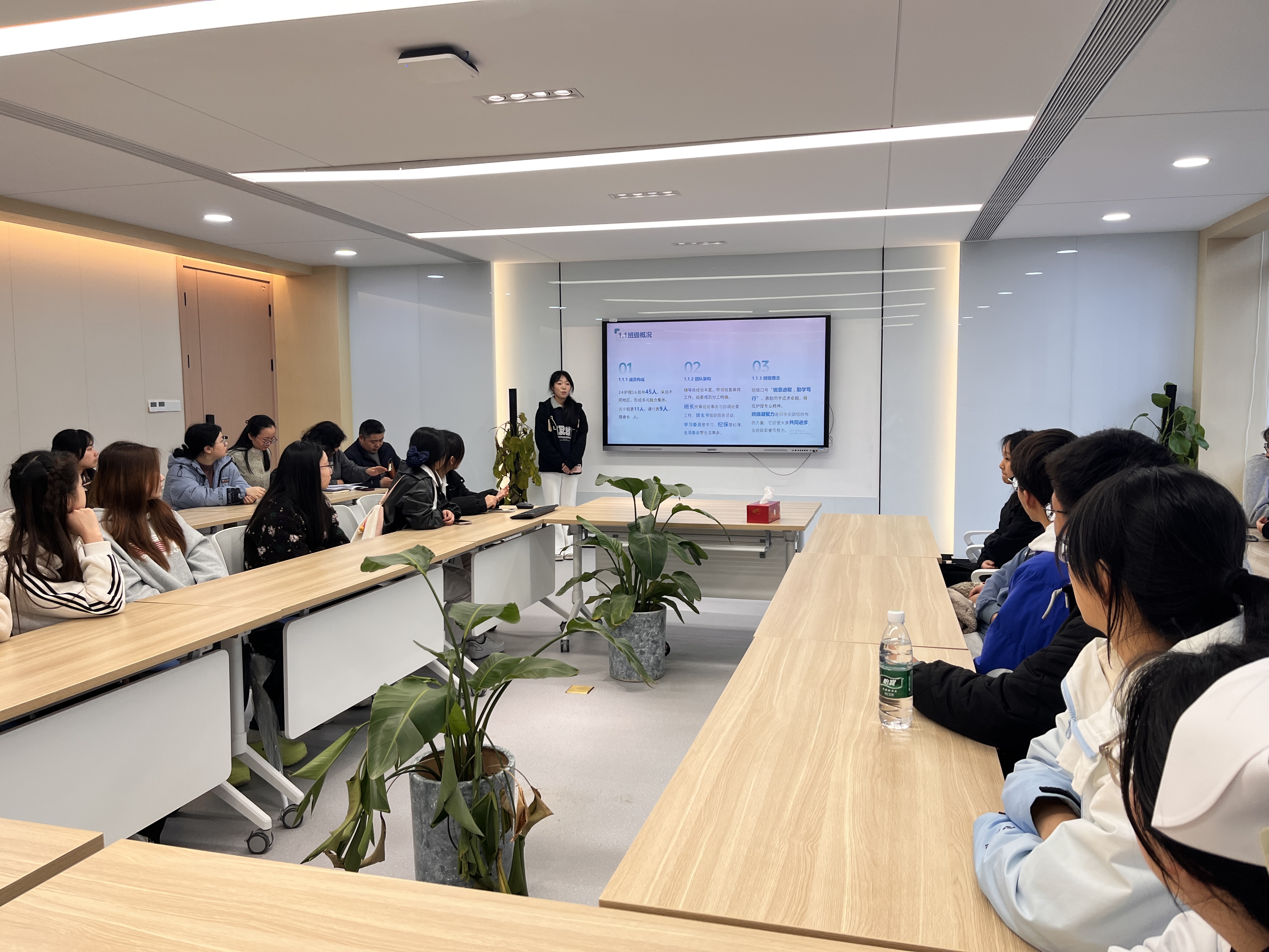 护理学院开展“亮身份、做表率，共筑文明宿舍”——“入党积极分子宿舍”、“文明宿舍”挂牌活动2.jpg