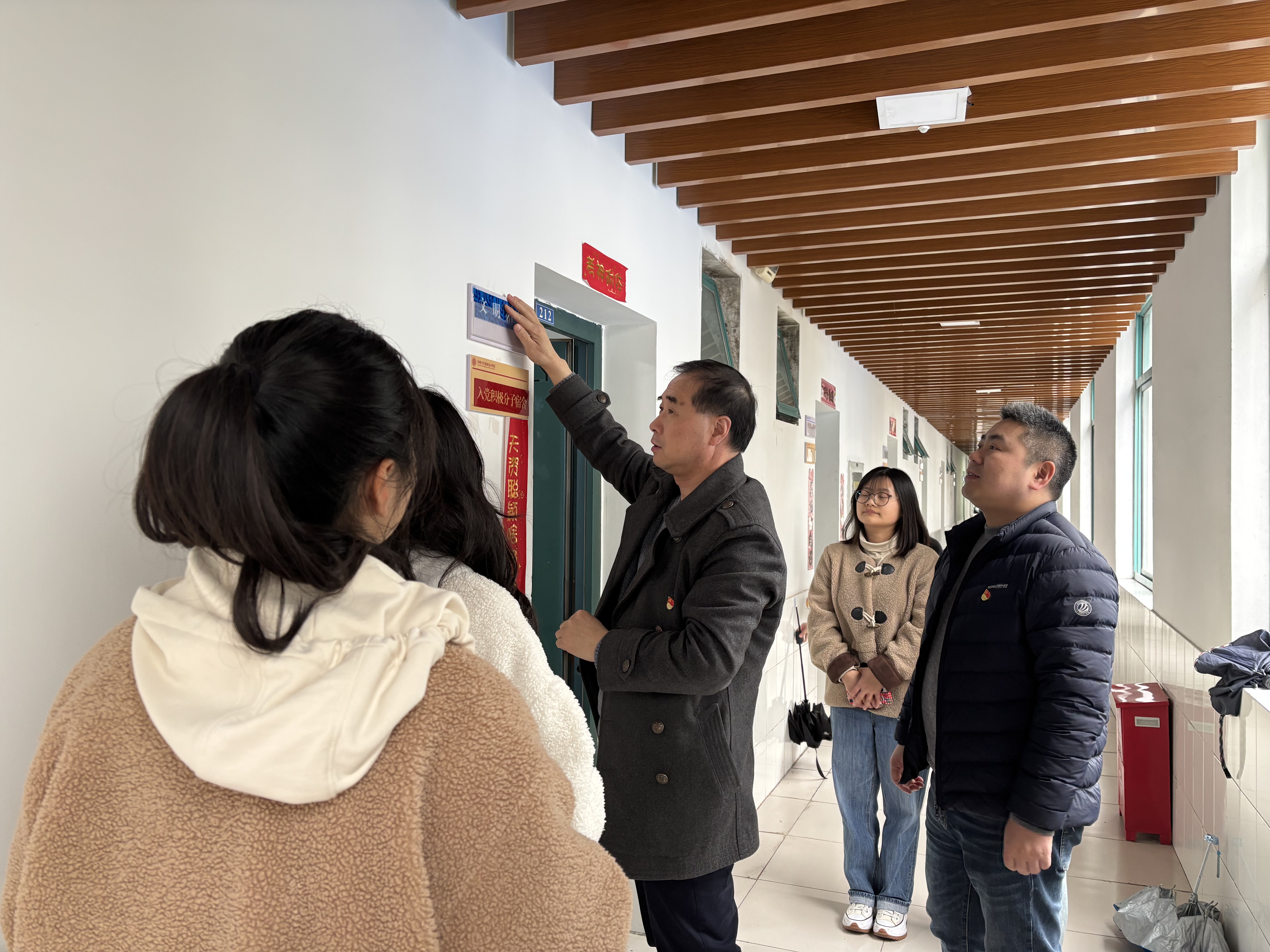 护理学院开展“亮身份、做表率，共筑文明宿舍”——“入党积极分子宿舍”、“文明宿舍”挂牌活动1.jpg