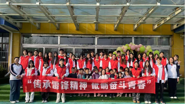 弘扬雷锋精神，奏响经管青春华章：一站式社区中的温暖传递