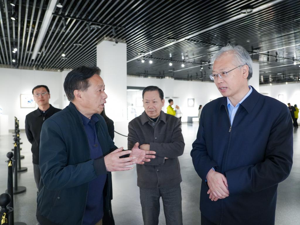 校党委书记申高清与陆涛大师观展.jpg