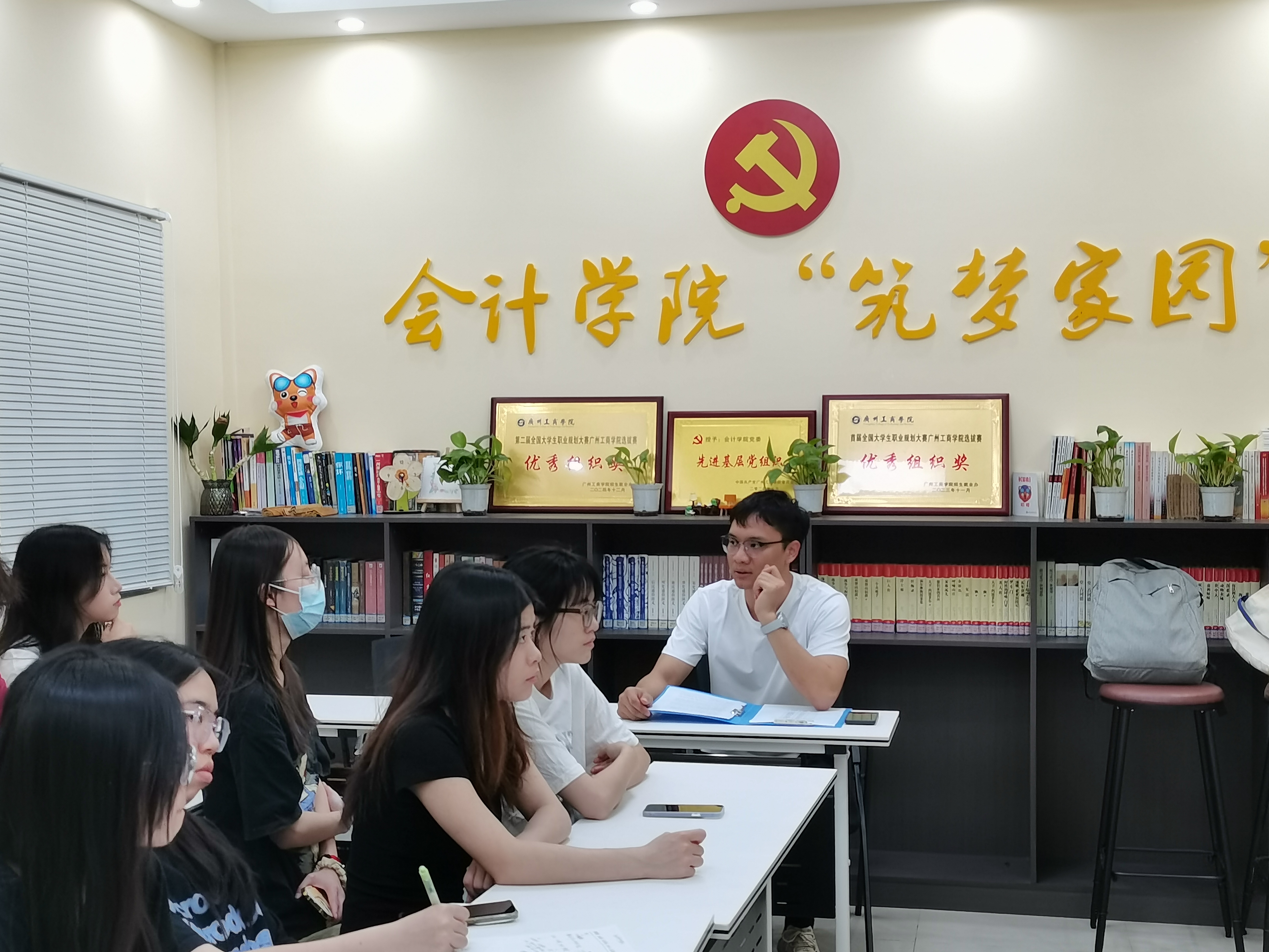 钟嘉立老师讲话.jpg