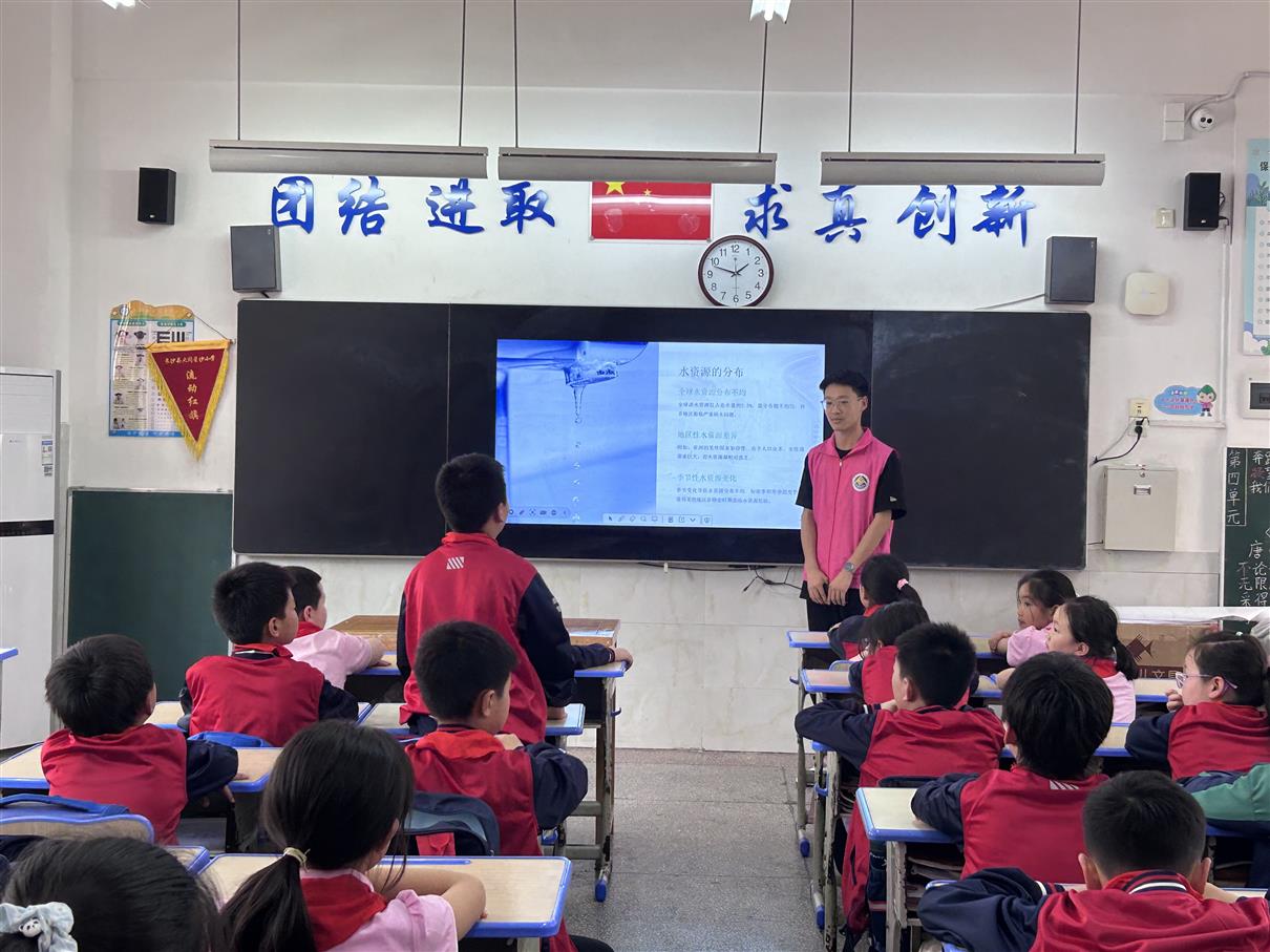 学雷锋志愿服务月系列活动十：经济管理学院开展春“锋”送暖，同心护水志愿服务活动.jpg