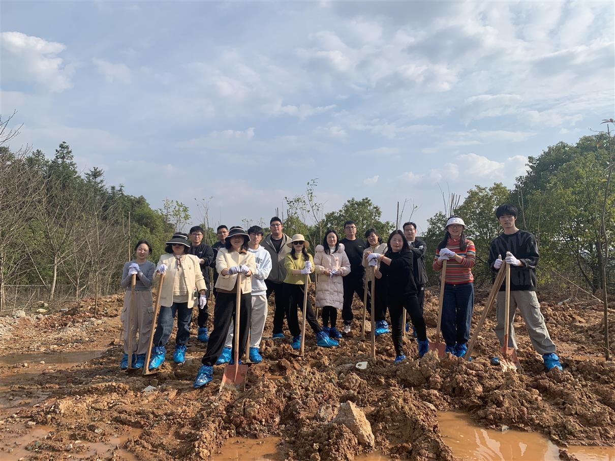 学雷锋志愿服务月系列活动八：水利工程学院开展植绿护绿践初心活动.jpg