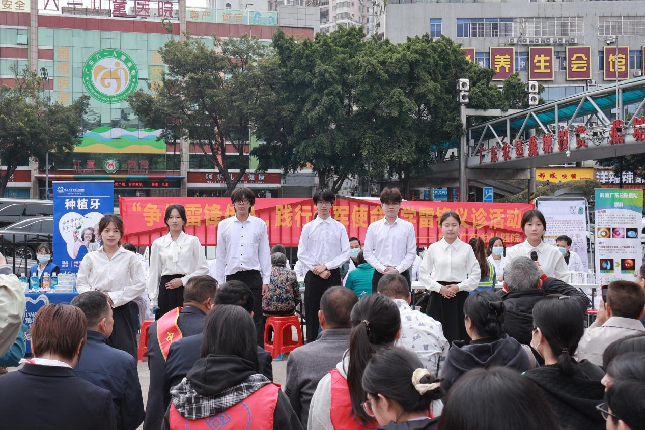 商学院学生表演《与雷锋同行》朗诵节目.png