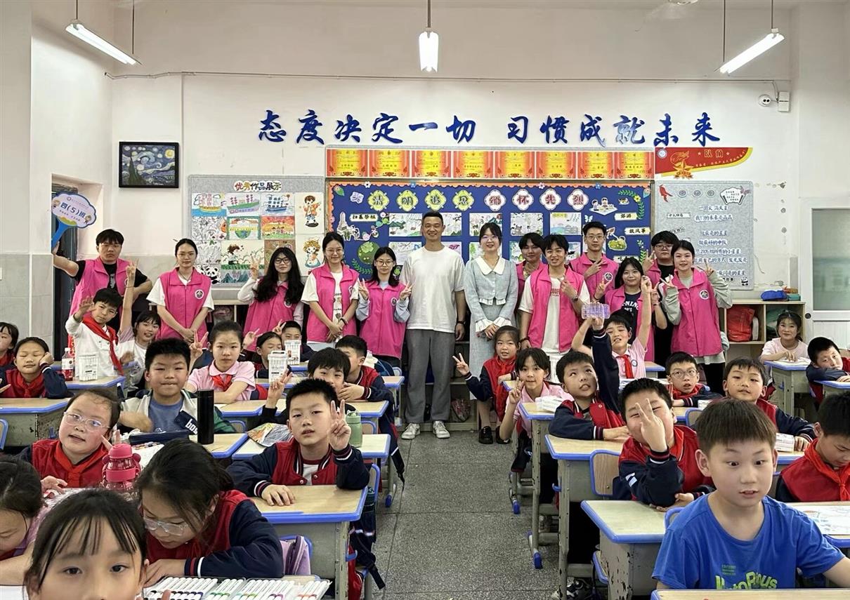学雷锋志愿服务月系列活动十：经济管理学院开展春“锋”送暖，同心护水志愿服务活动2.png