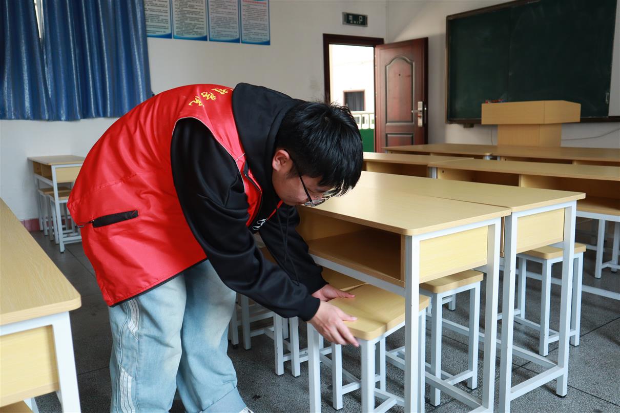 学雷锋志愿服务月系列活动十一：电力工程学院开展“绿色青锋，美丽校园”志愿服务活动.jpg