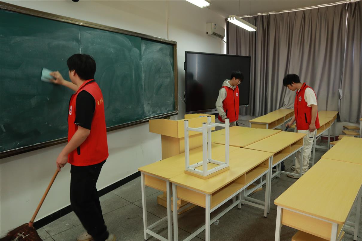 学雷锋志愿服务月系列活动十一：电力工程学院开展“绿色青锋，美丽校园”志愿服务活动2.jpg