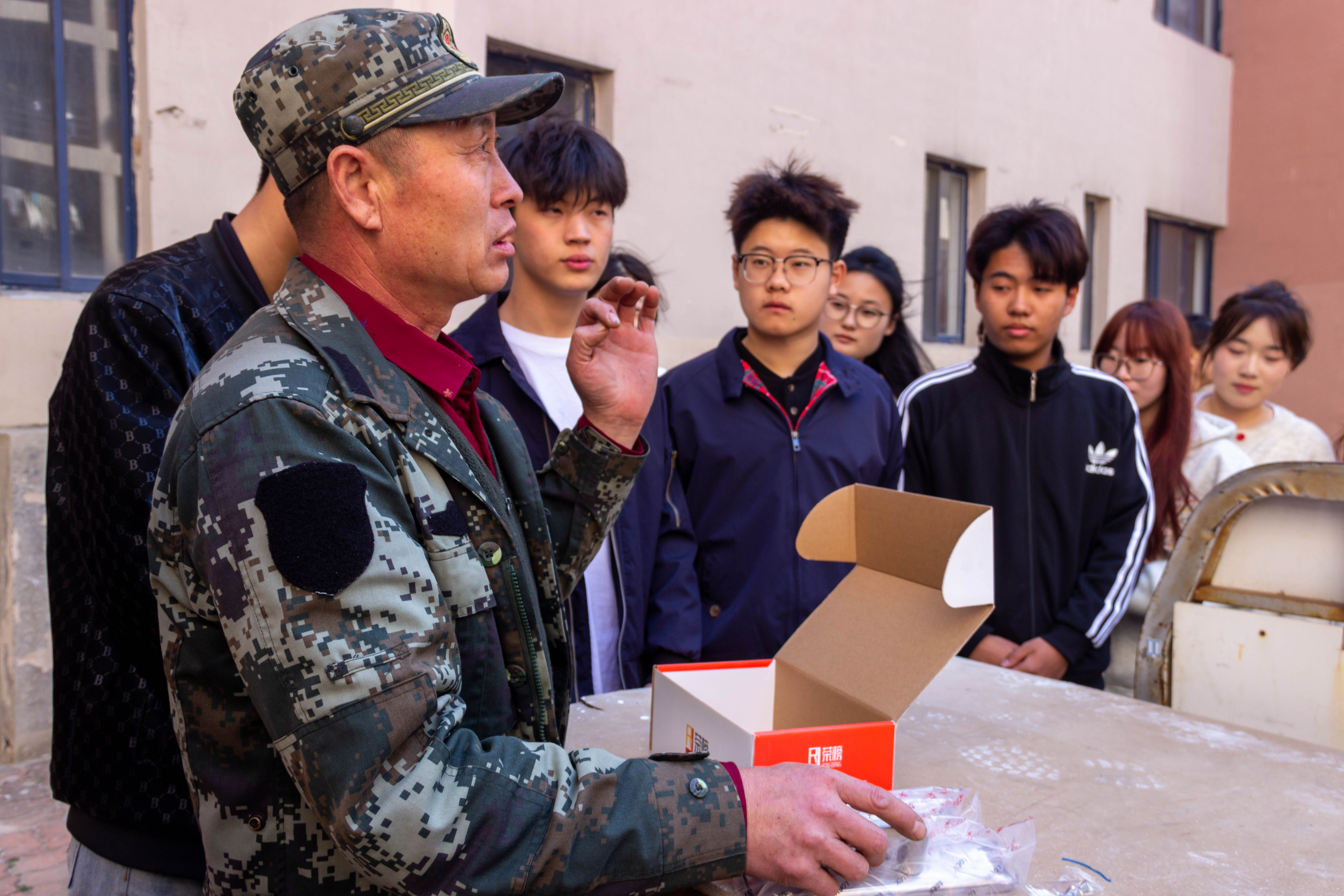 图片3.师傅讲解维修工具的分类与使用.jpg