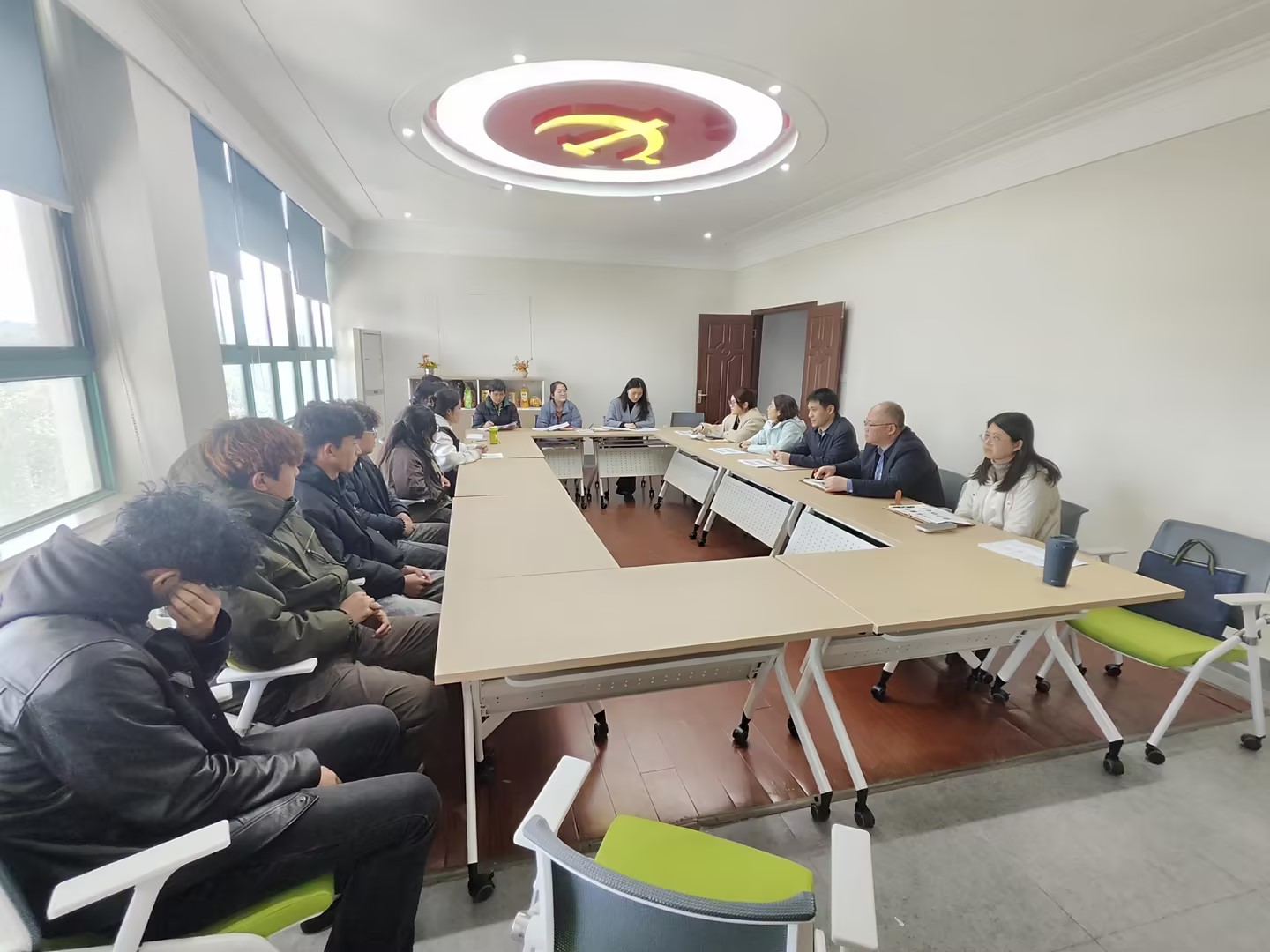 共商提升之路，助力学生成长——公共卫生学院召开西藏班学风建设专题座谈会.jpg