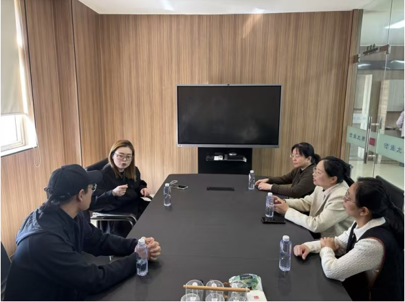 座谈会现场.png