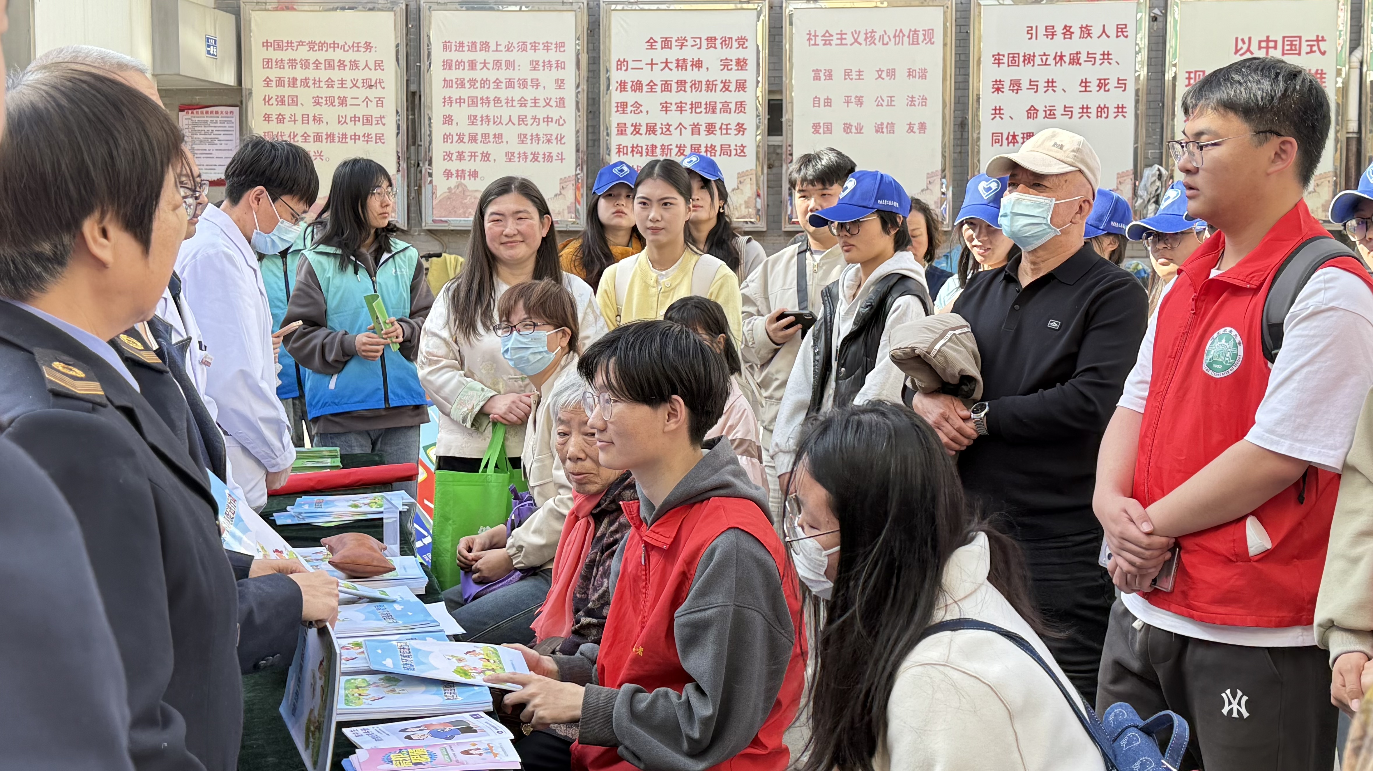 党员志愿者宣传动物保护知识.jpg 党员志愿者宣传动物保护知识.jpg