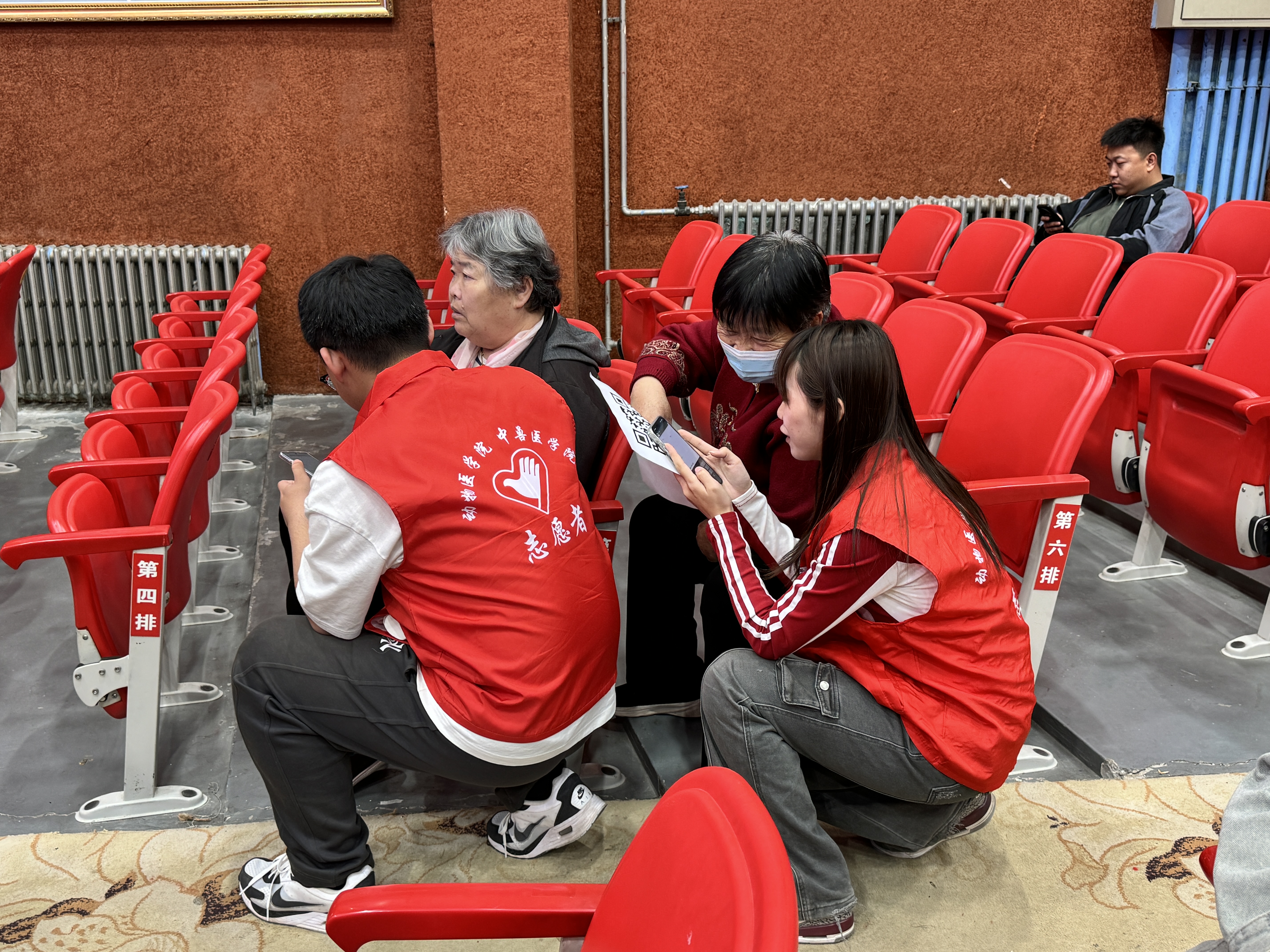 党员志愿者为高龄居民提供帮助.jpg 党员志愿者为高龄居民提供帮助.jpg