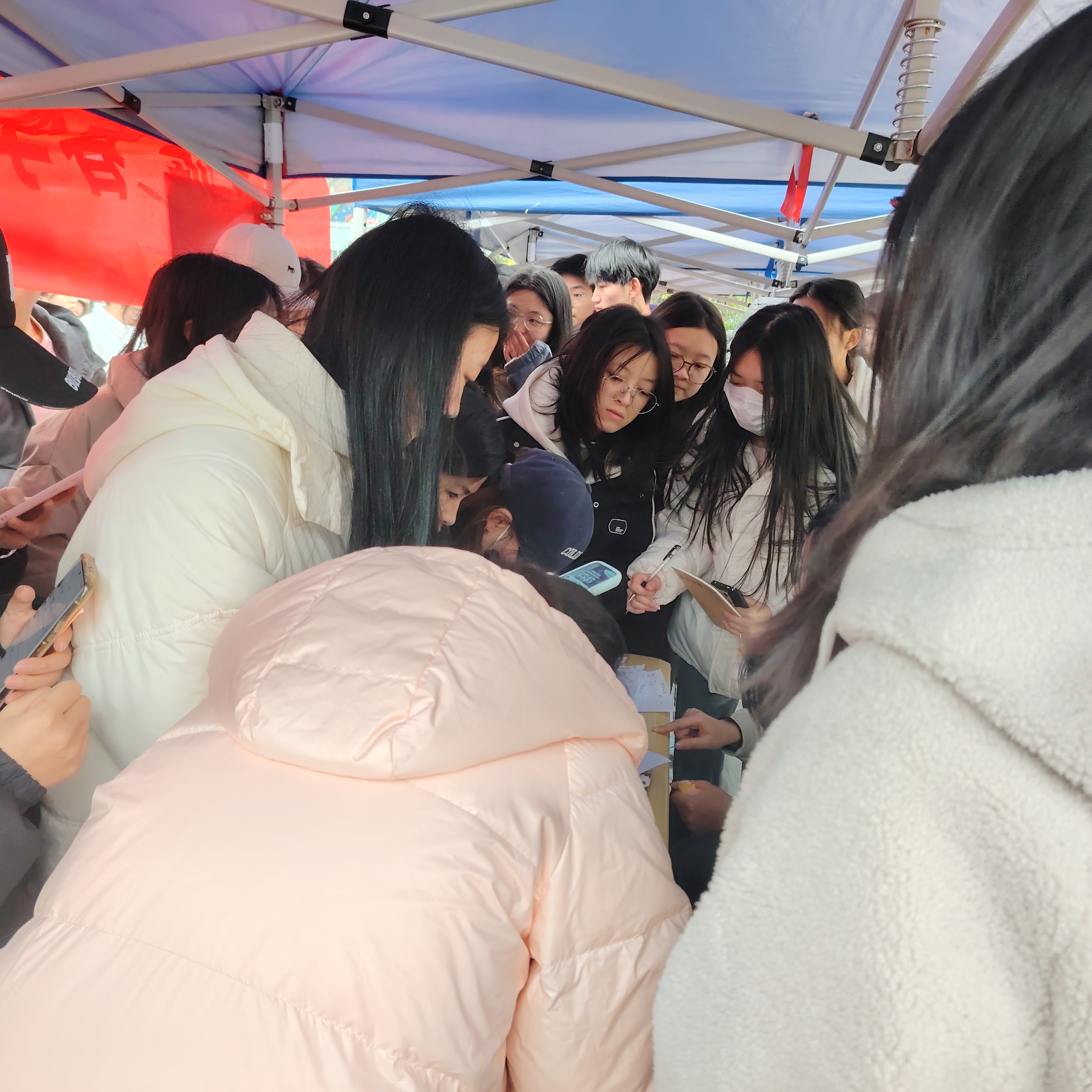 6.活动签退现场.jpg