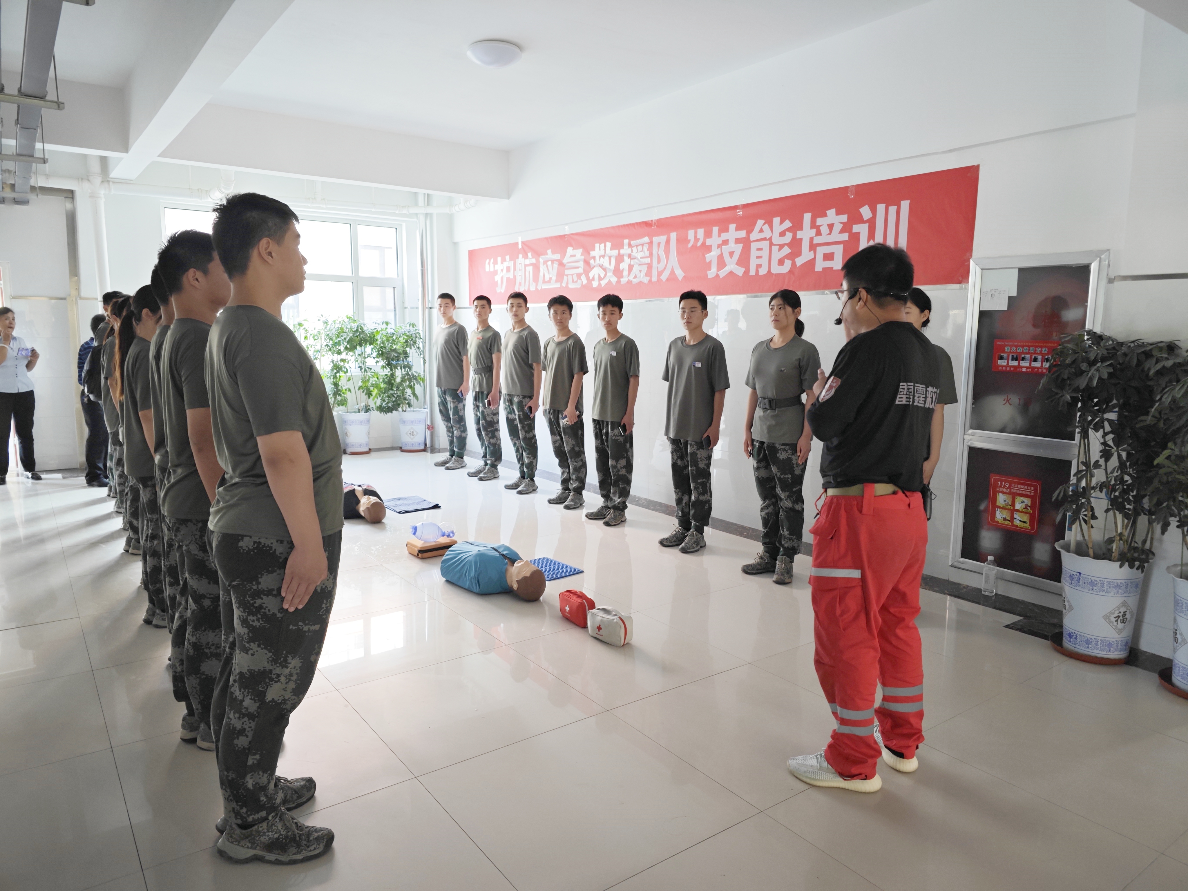 学生社区护航应急救援队培训.jpg
