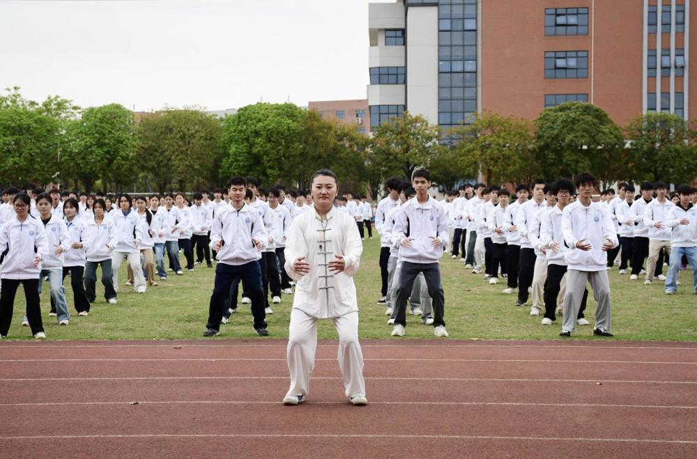 师生“八段锦”表演.jpg