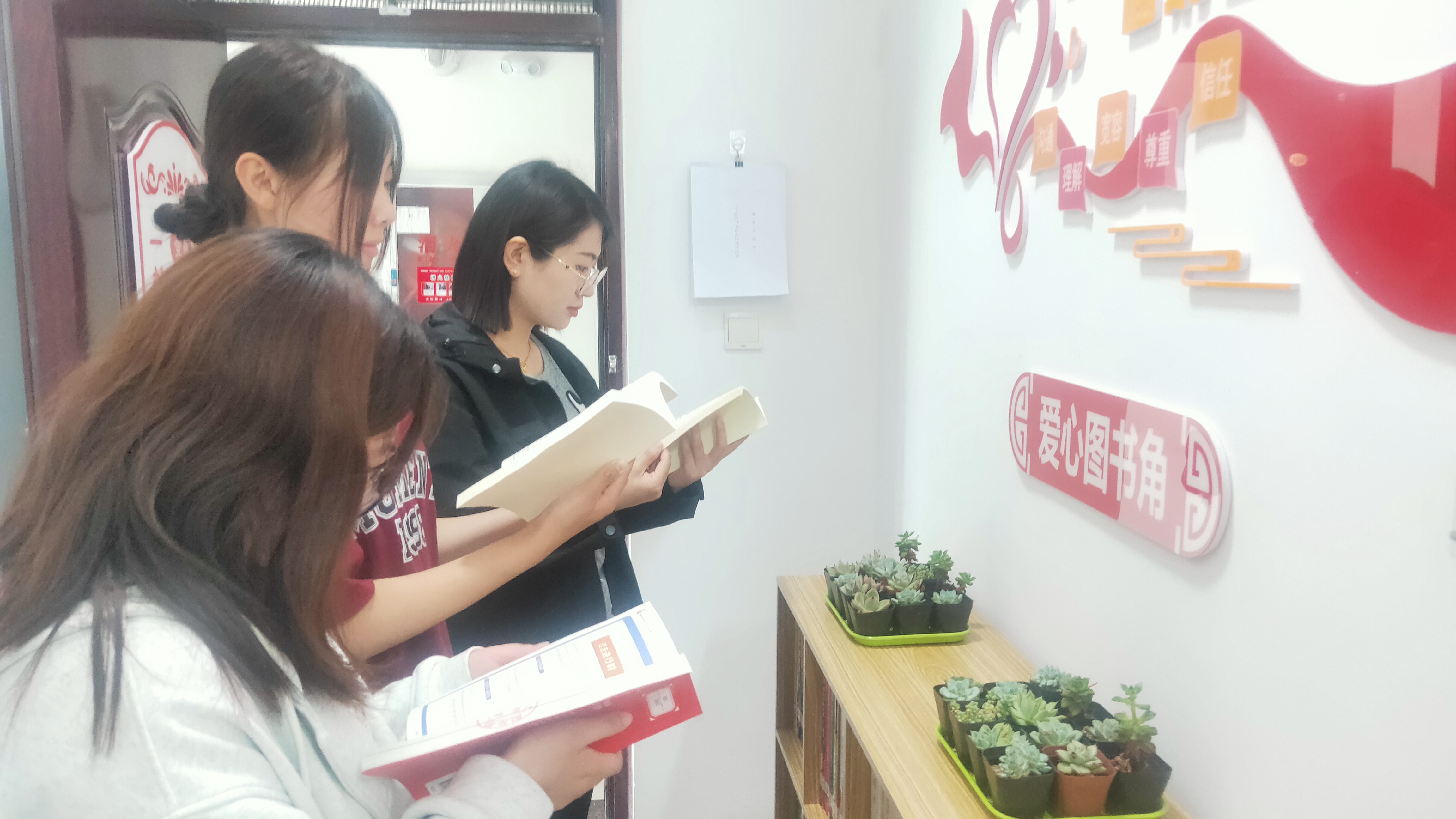 师生在“爱心图书角”阅读.jpg