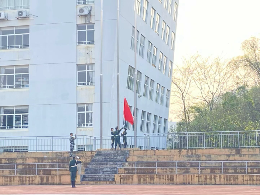 国旗队升起五星红旗.png