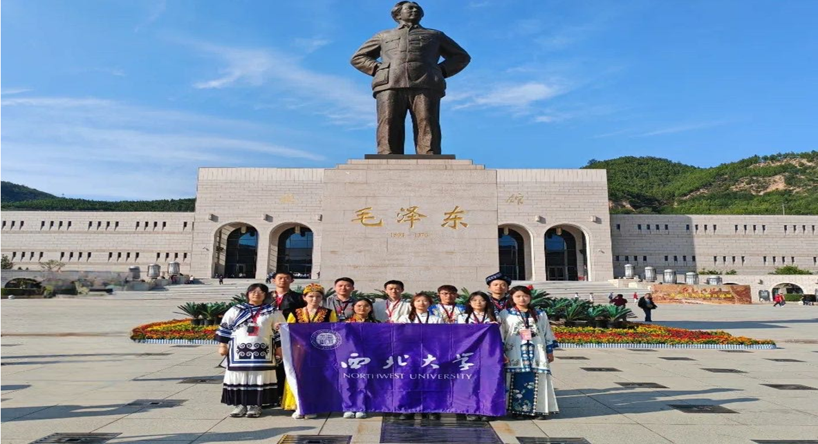 师生参观延安革命纪念馆.png