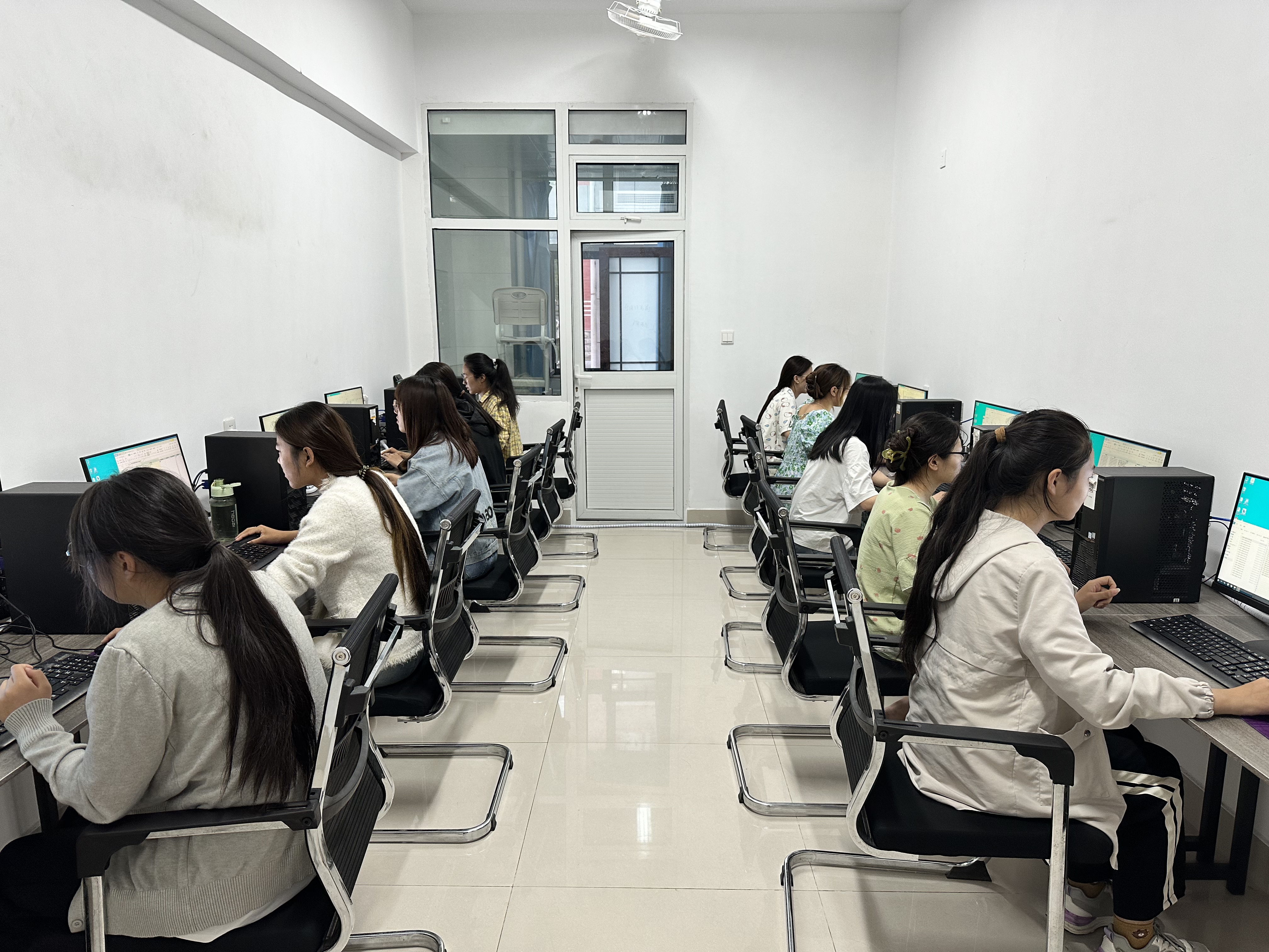 学生干部带领的创新团队.jpg
