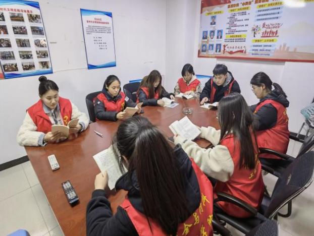 2025年3月4日冶金学院“读雷锋书籍，悟奉献精神”同学集中学习读书
