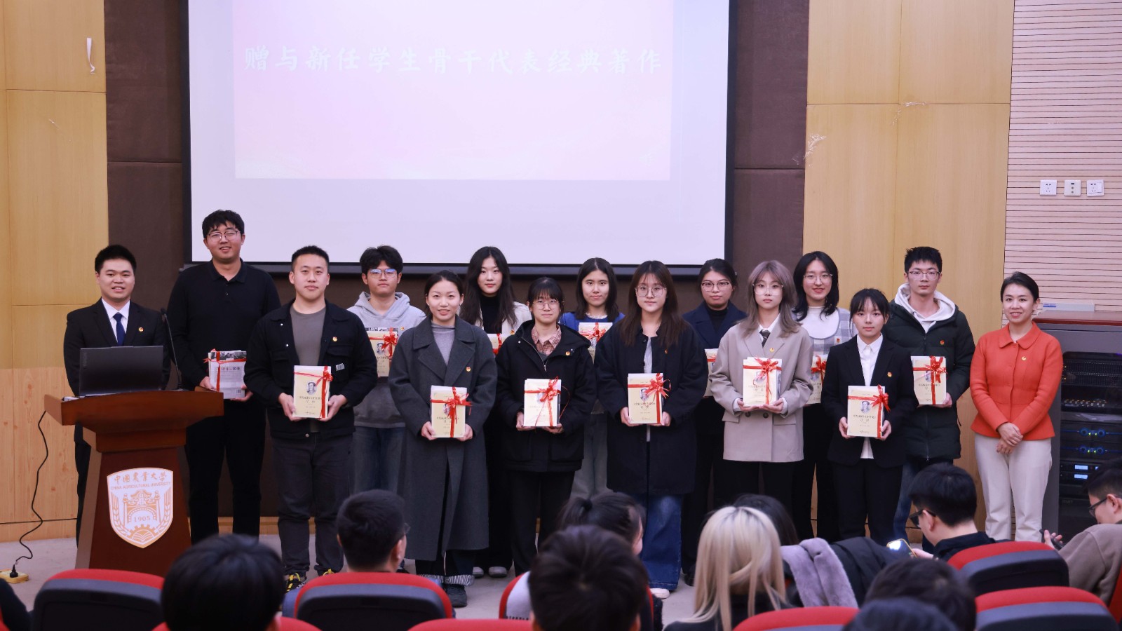 为新任骨干颁发书籍.jpg