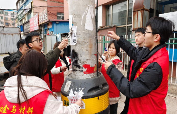 2025年3月3日冶金学院 雷锋精神“燃”志愿，青春力量“耀”行动星火冶金先锋队铲除小广告 (2)