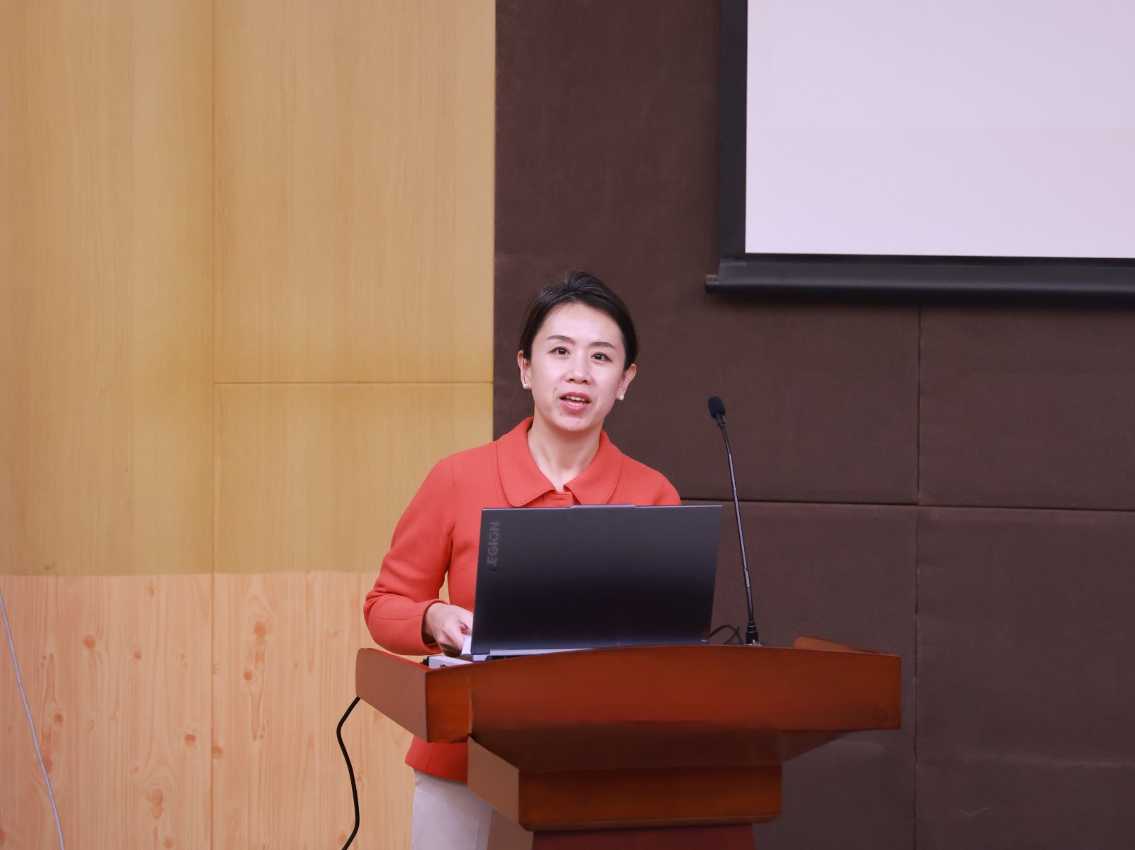 李慧老师宣读命令1.jpg